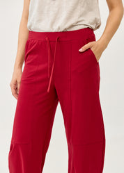 Pants with stitching and an elasticated burgundy waist