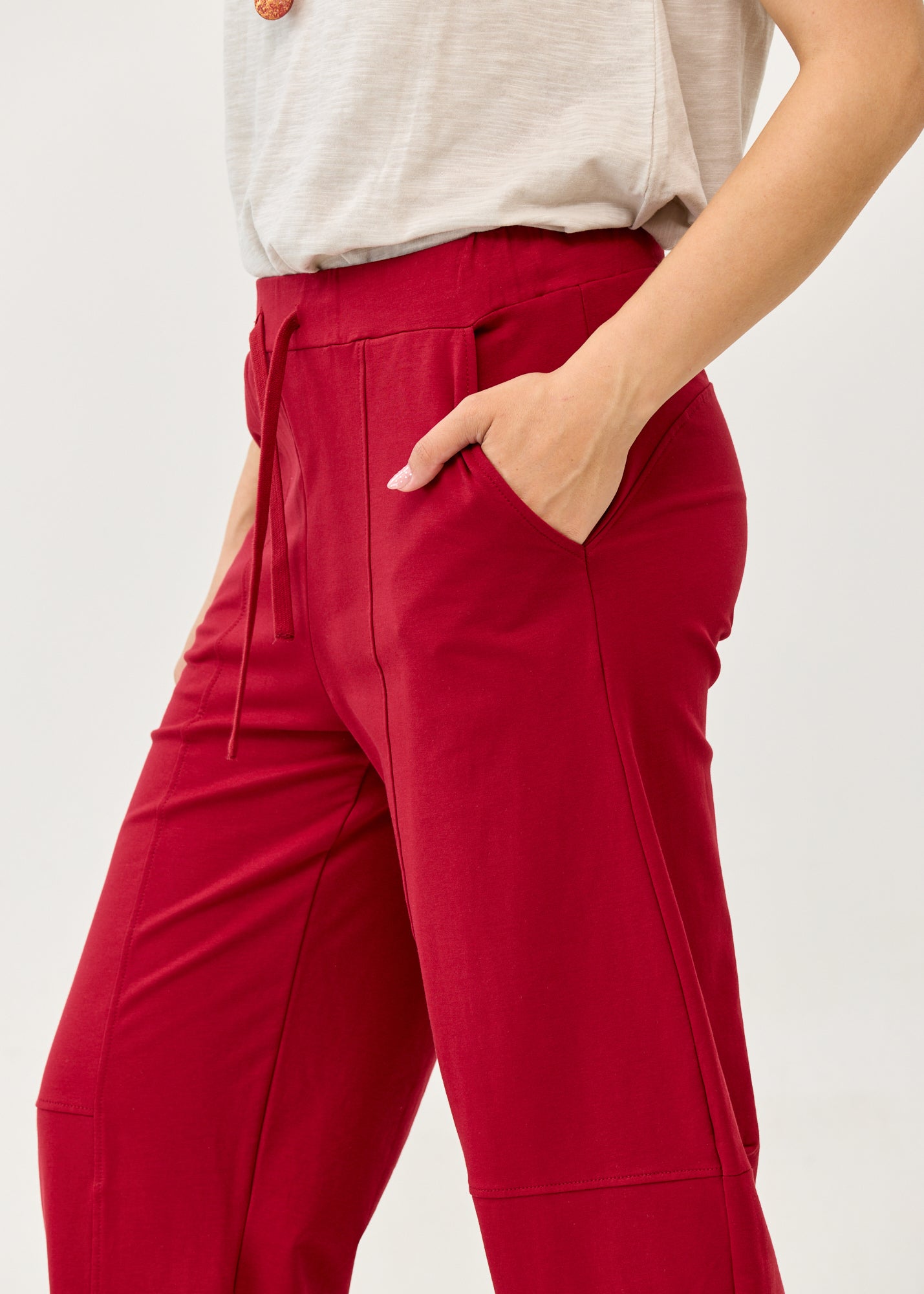 Pants with stitching and an elasticated burgundy waist