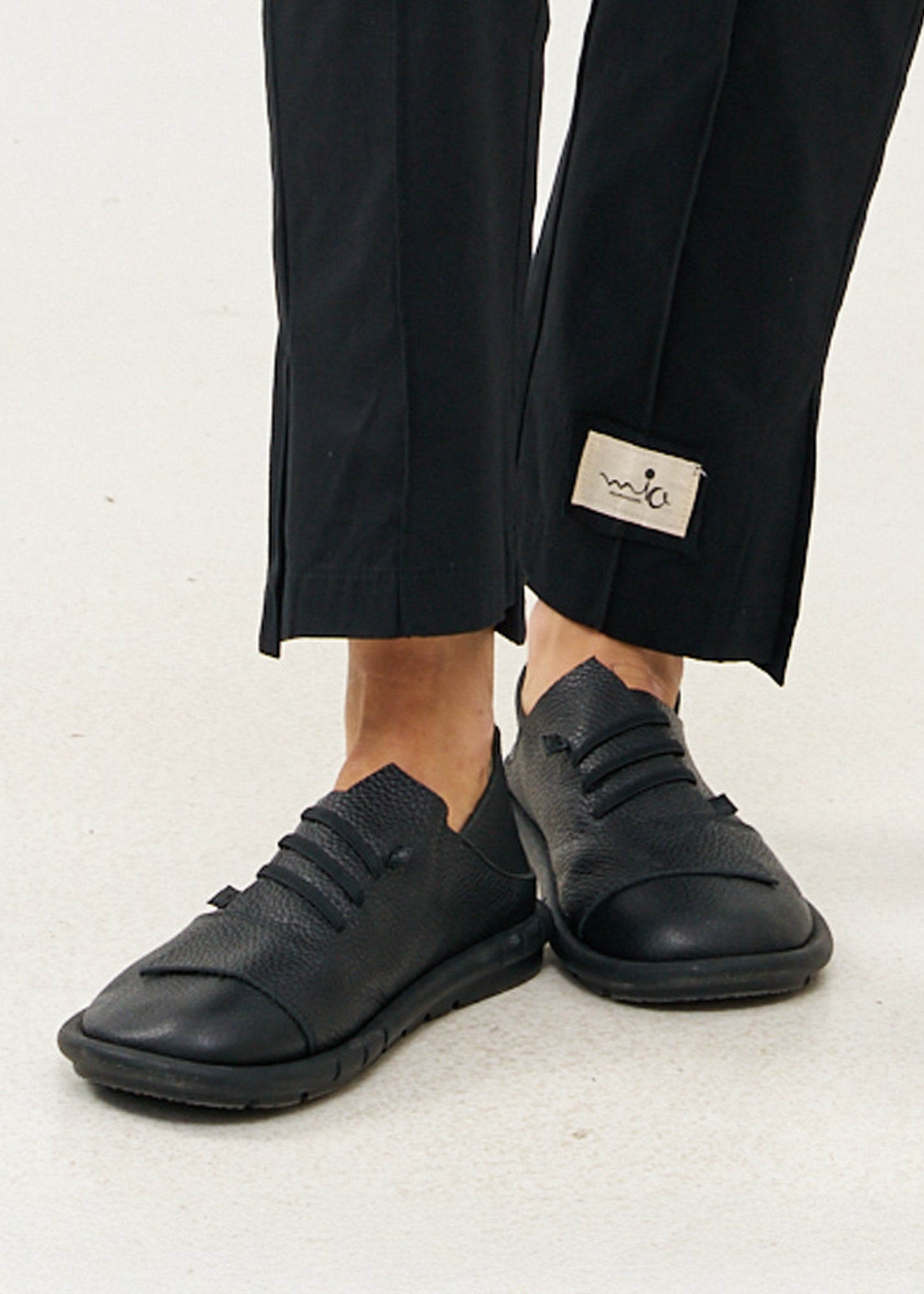 Asymmetric cigar leather comfort shoes with black rubber laces