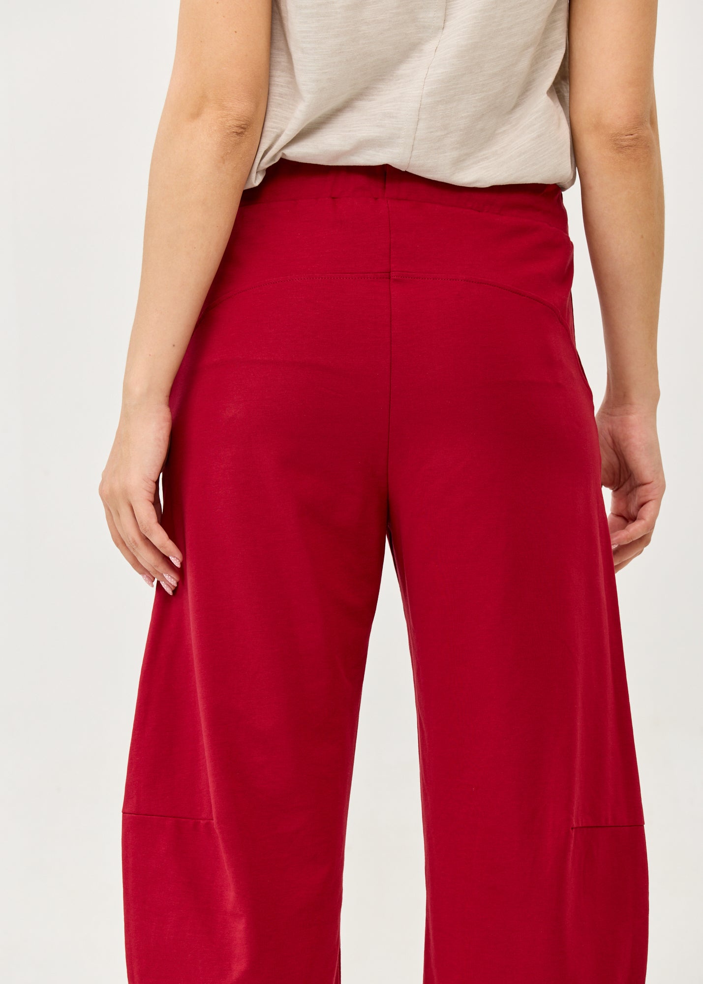 Pants with stitching and an elasticated burgundy waist