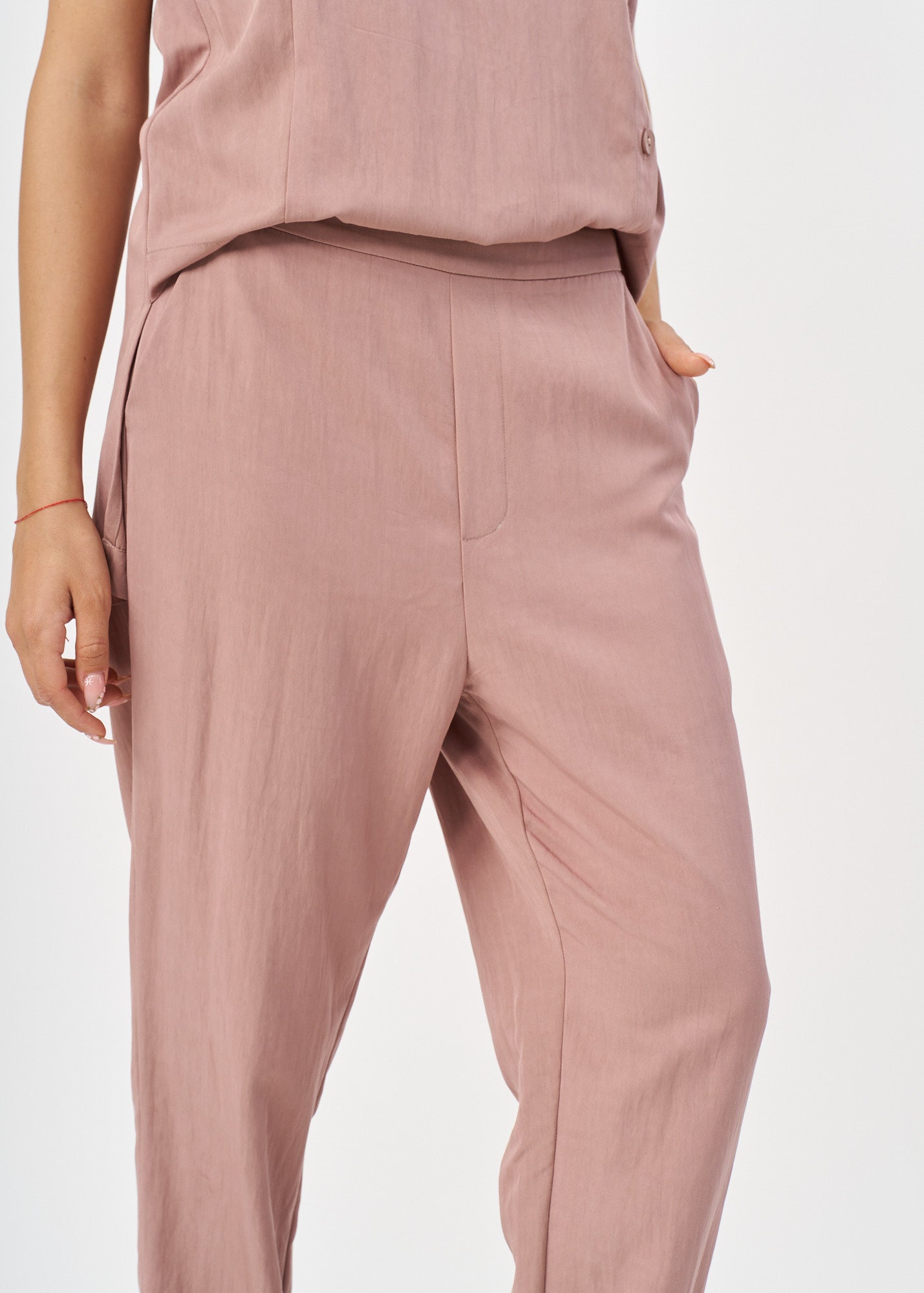 Pleated twill fabric pants with pink hem