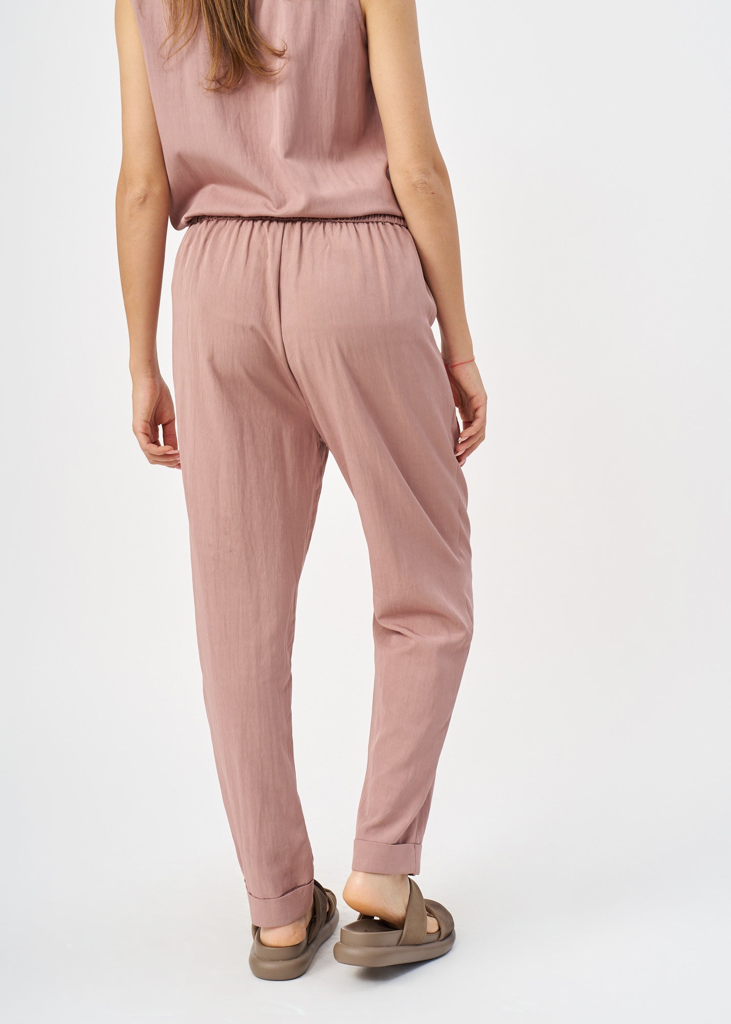 Pleated twill fabric pants with pink hem