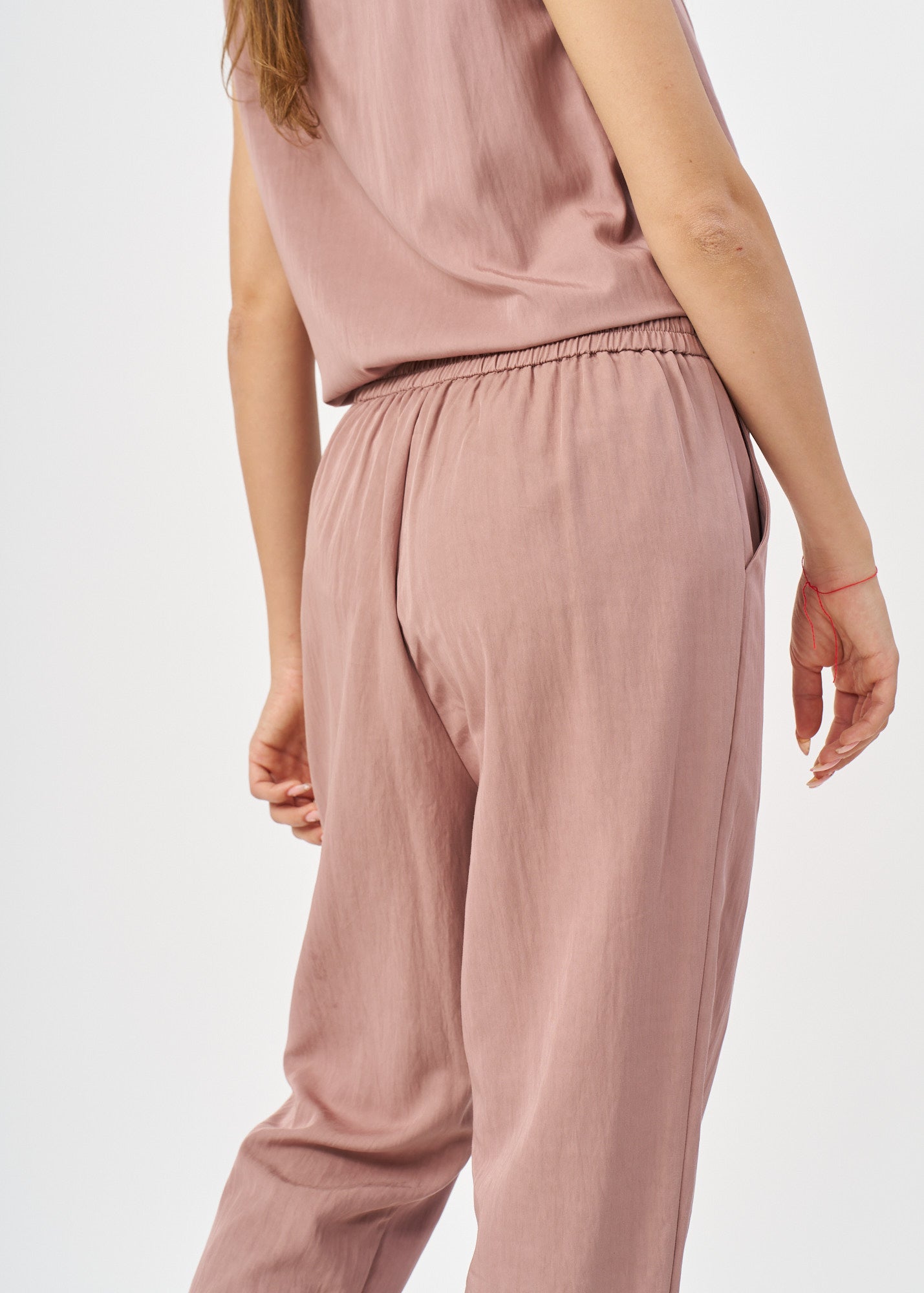 Pleated twill fabric pants with pink hem