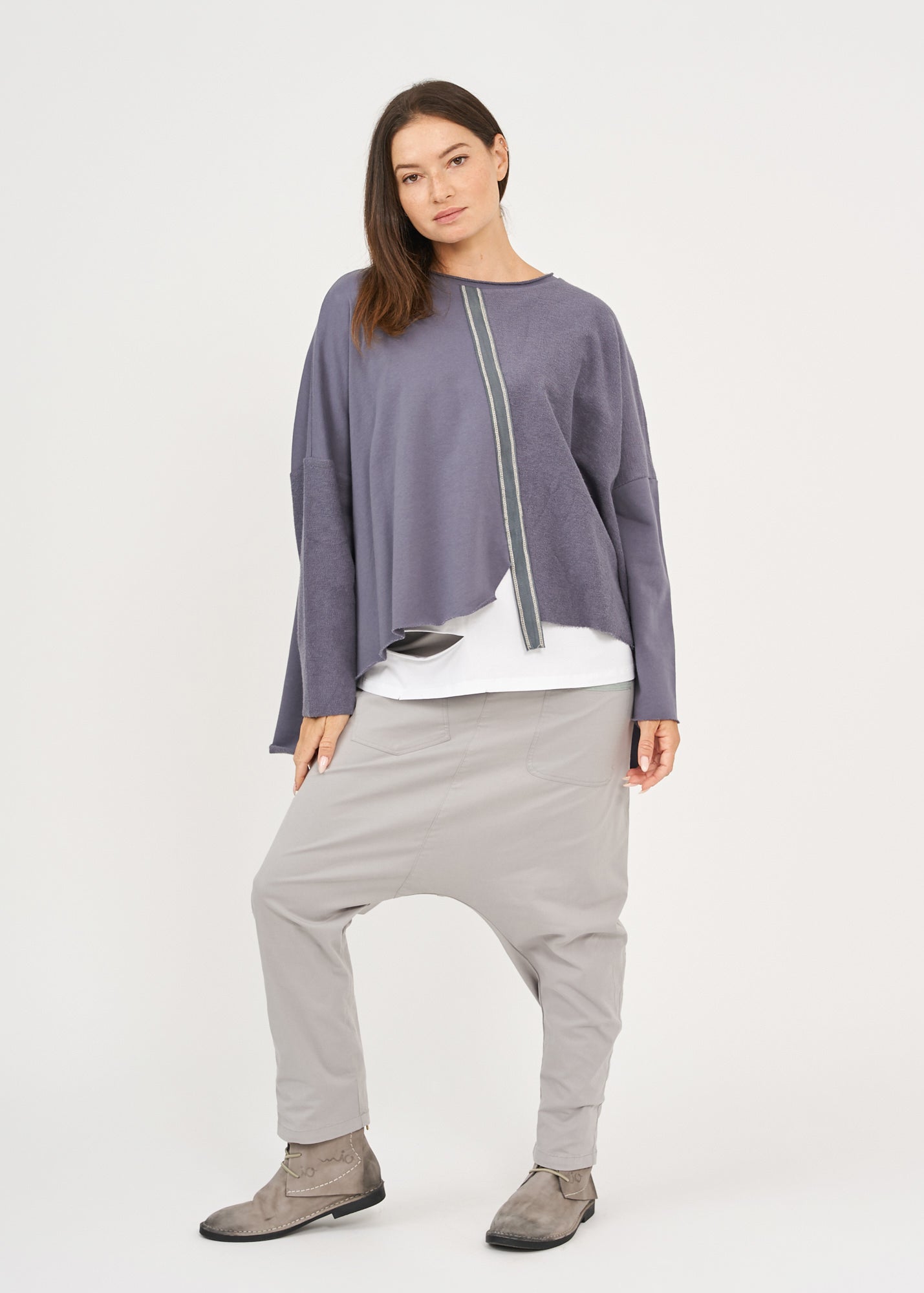 Oversized sweatshirt with dark gray ribbon combination