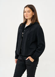 עליונית דקה מכופתרת עם כובע שחור