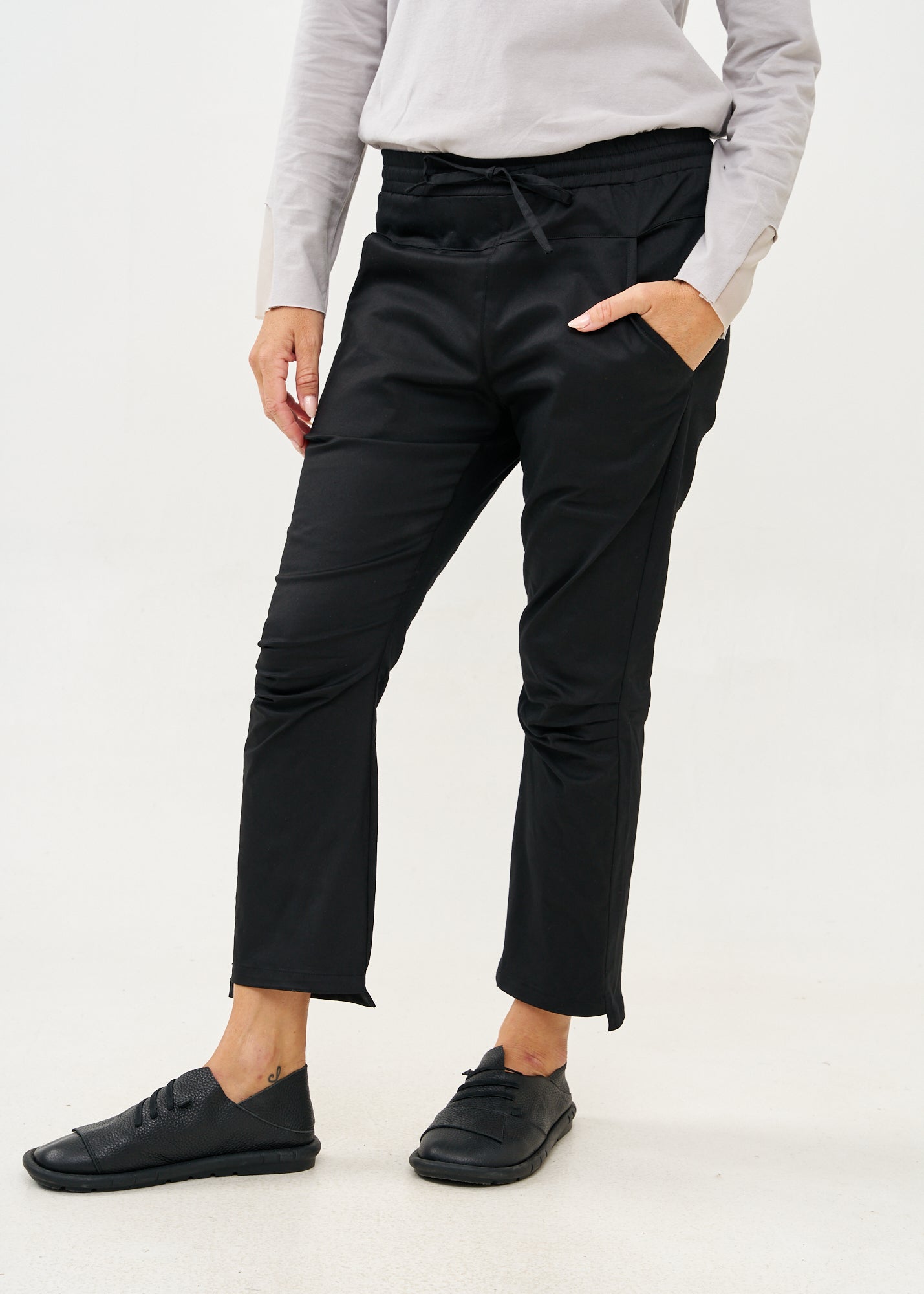 Black knee-length pants