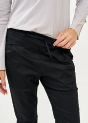 Black knee-length pants