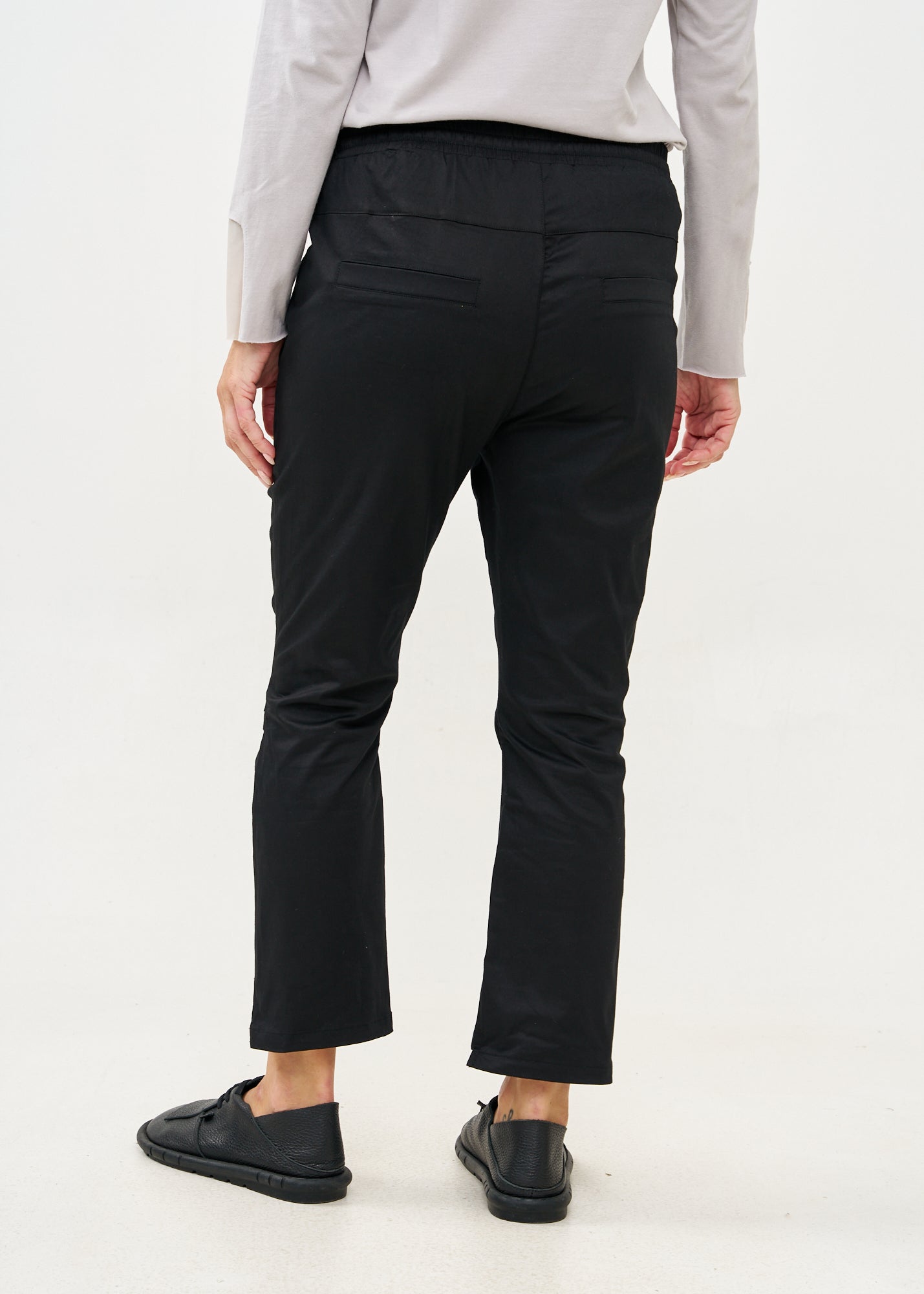 Black knee-length pants
