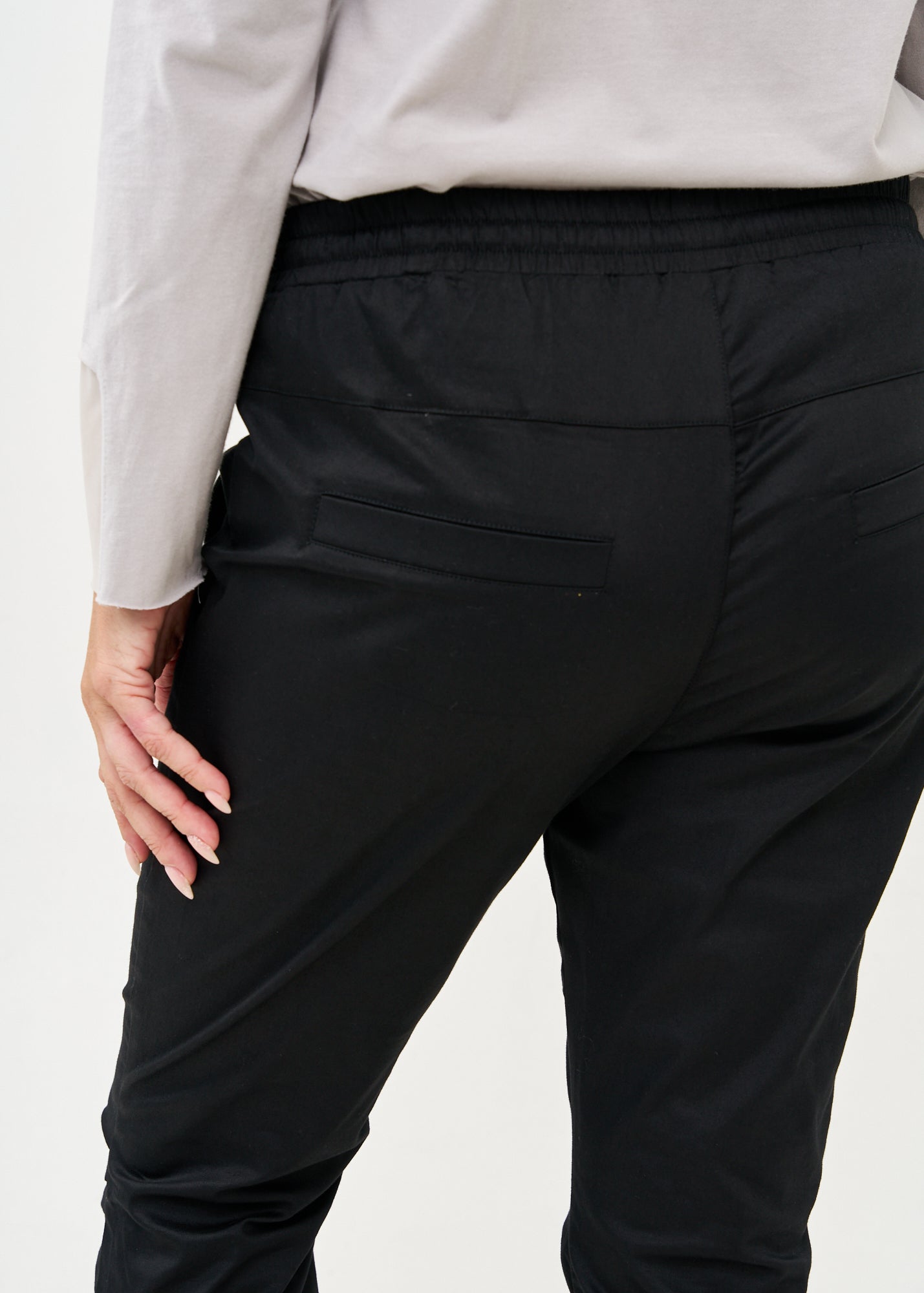 Black knee-length pants