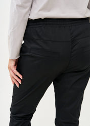 Black knee-length pants