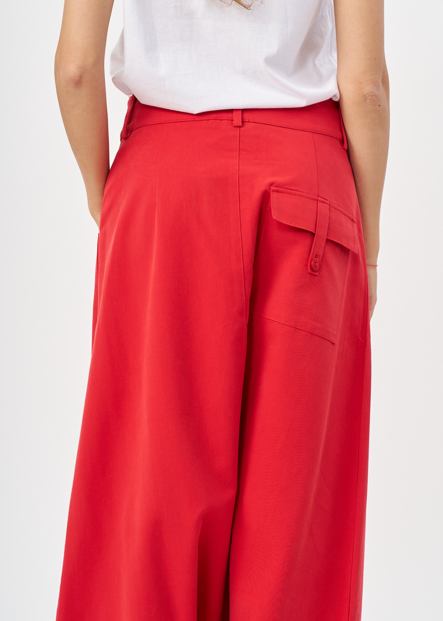 Red square pocket skirt-like pants
