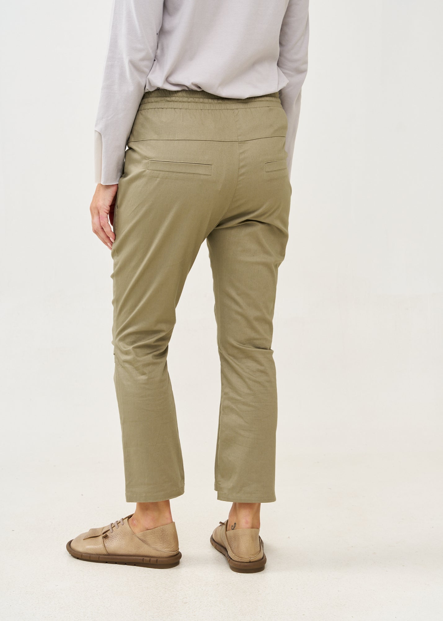 Green knee-length trousers