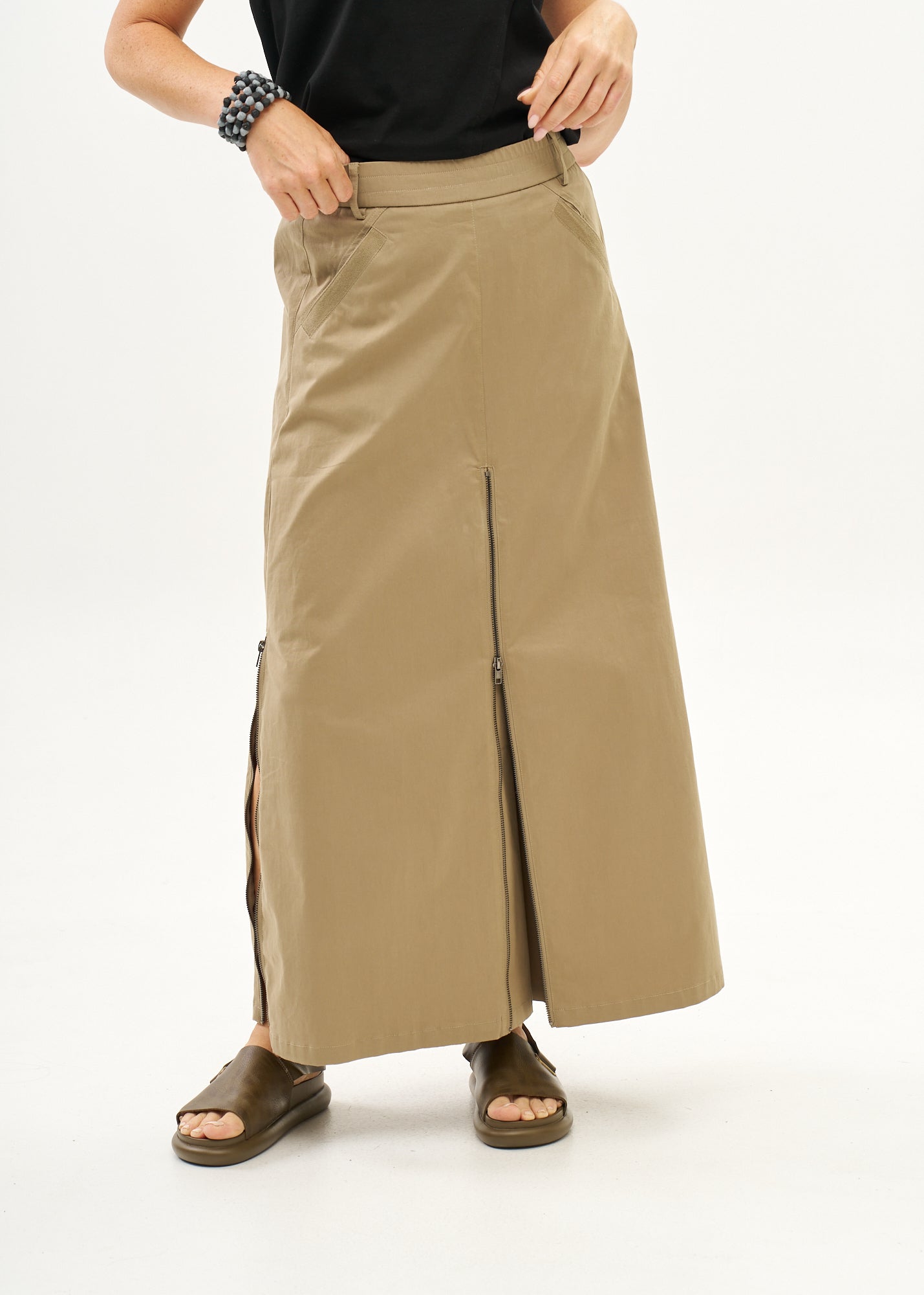 Skirt with zippers and brown ribbon combination