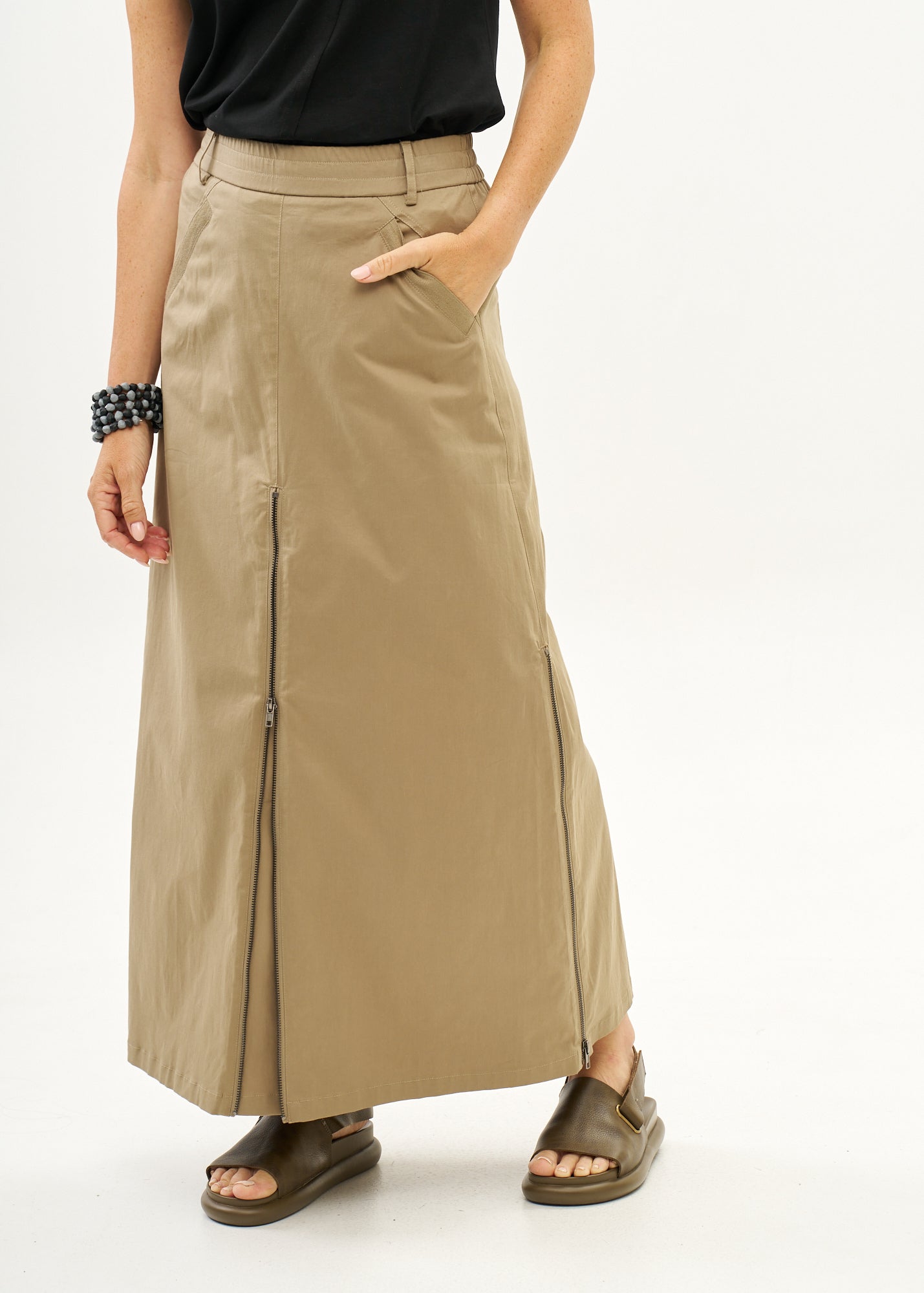 Skirt with zippers and brown ribbon combination