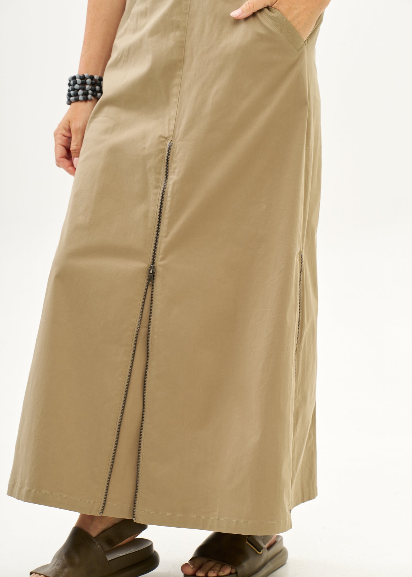 Skirt with zippers and brown ribbon combination