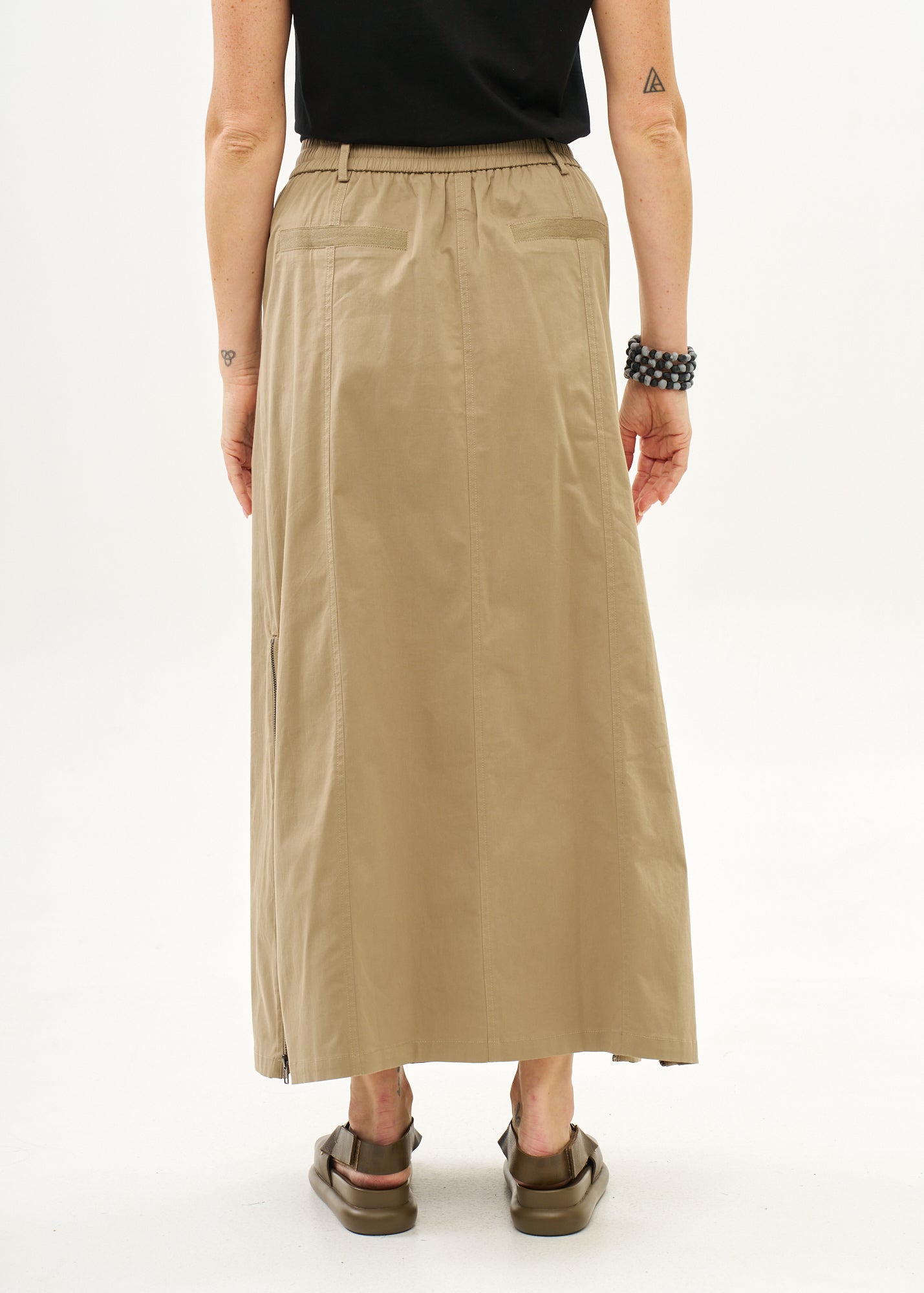 Skirt with zippers and brown ribbon combination