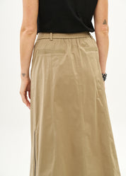 Skirt with zippers and brown ribbon combination