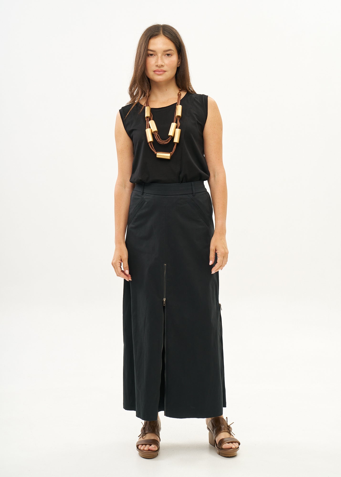 Skirt with zippers and black ribbon combination