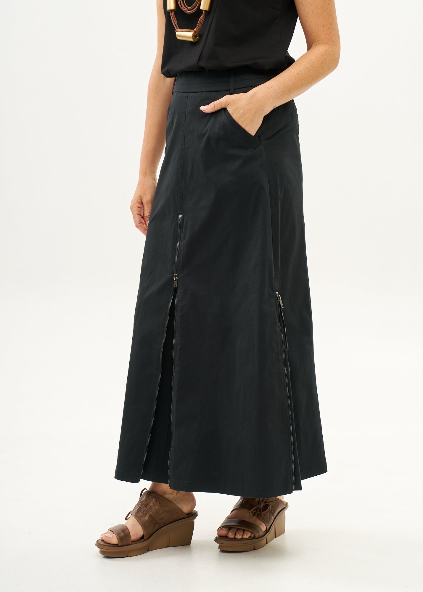 Skirt with zippers and black ribbon combination