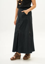 Skirt with zippers and black ribbon combination