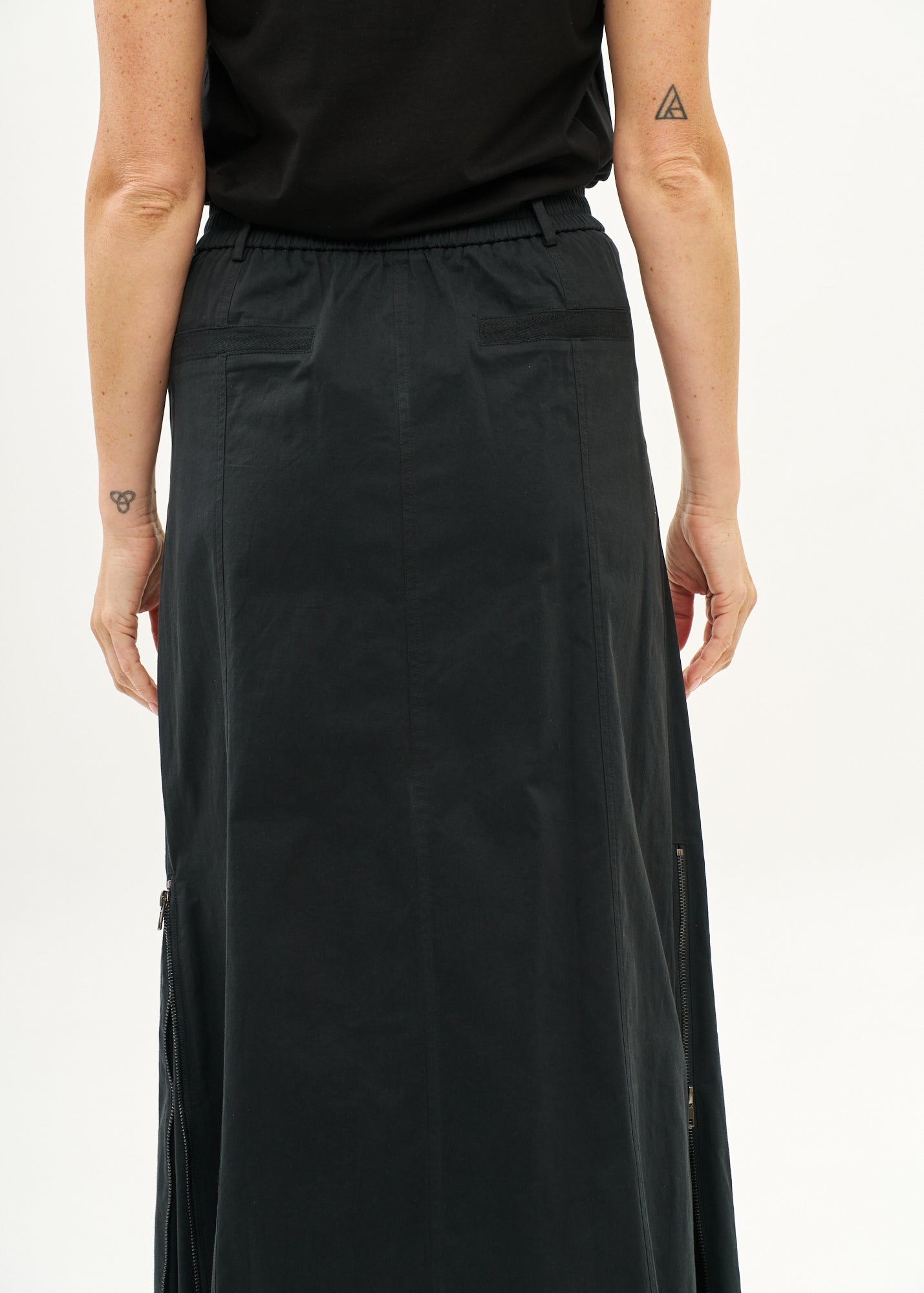 Skirt with zippers and black ribbon combination