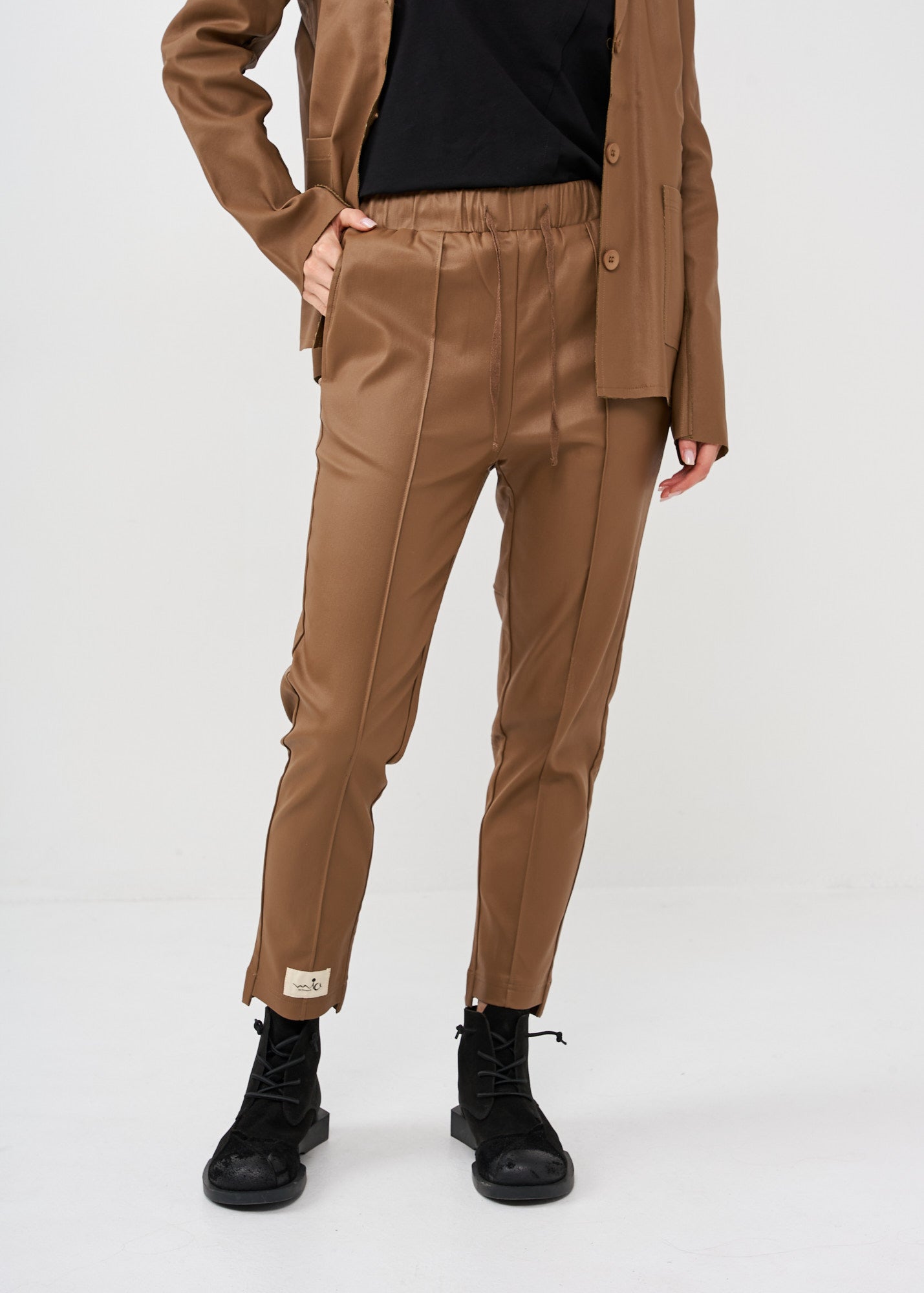 Brown leather-like mid-seam pant