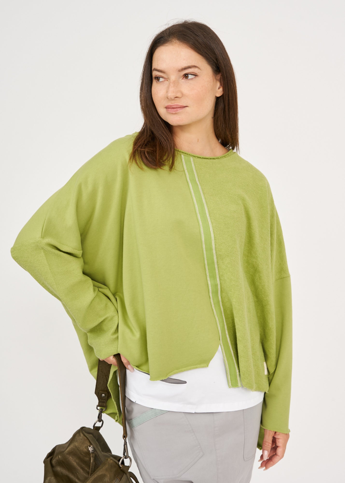 Oversized sweatshirt with green ribbon combination
