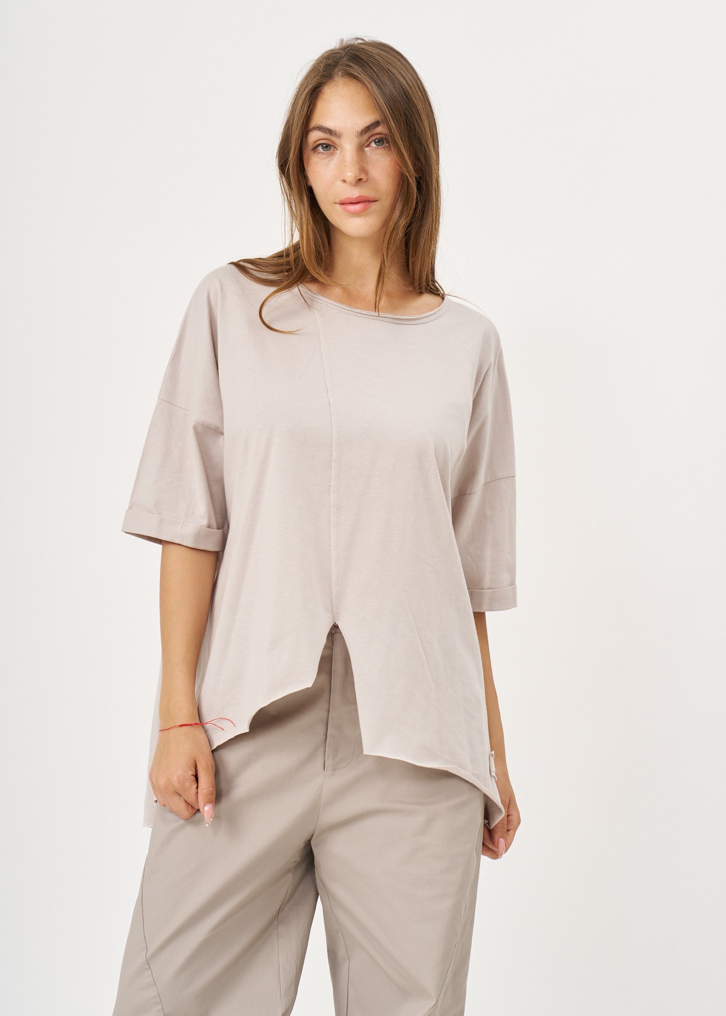 T-shirt with front slit and sleeve pleat Stone