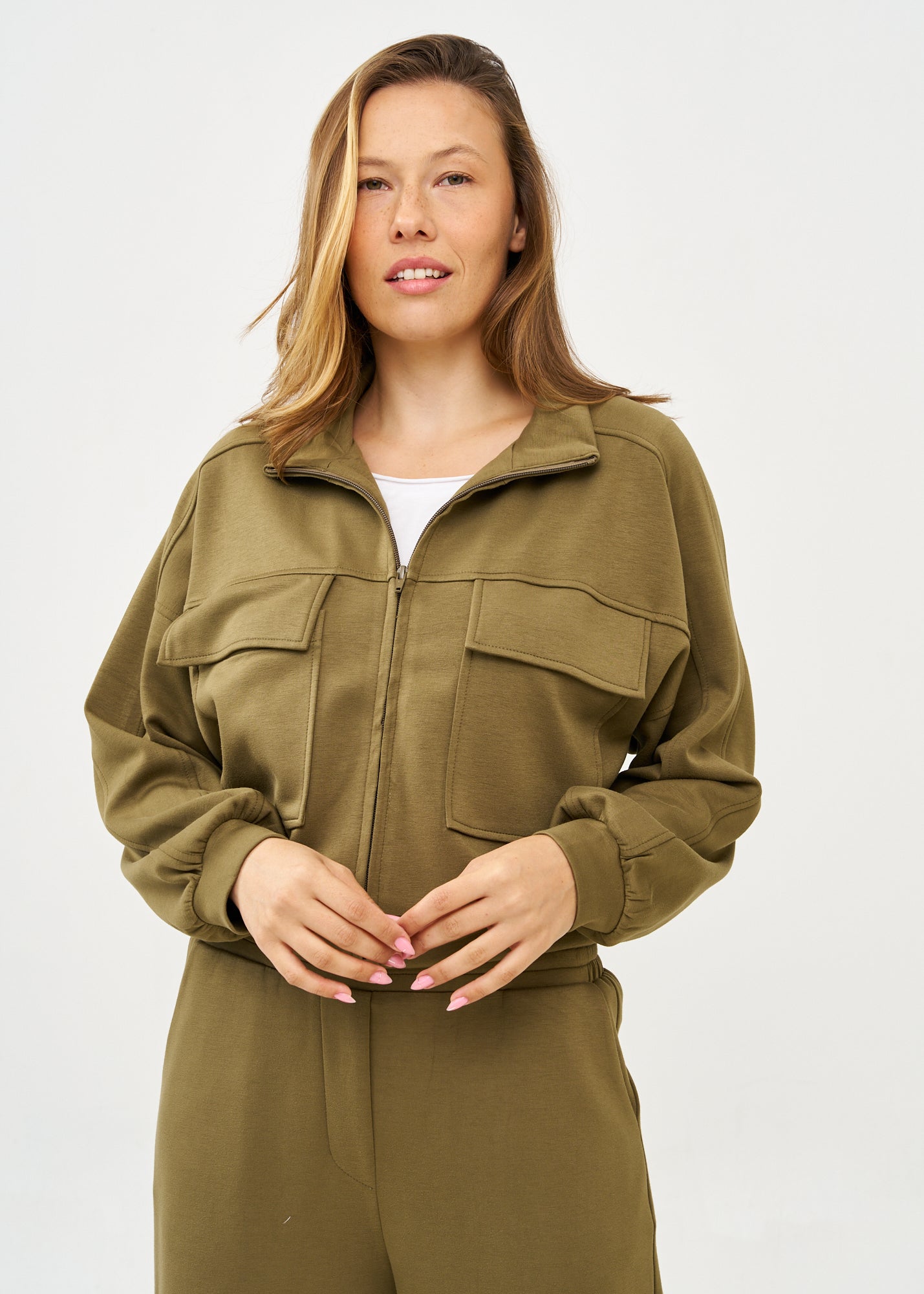 Jacket with two front pockets and a green zipper