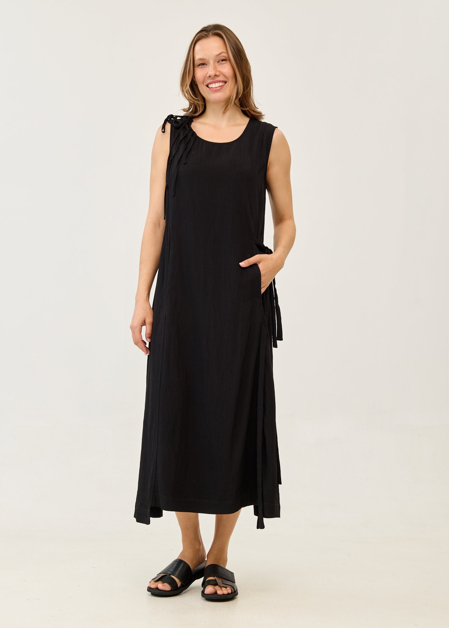 Dress with ties at the shoulders and black sides