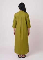 Dress with a half-placket collar and square pockets in green