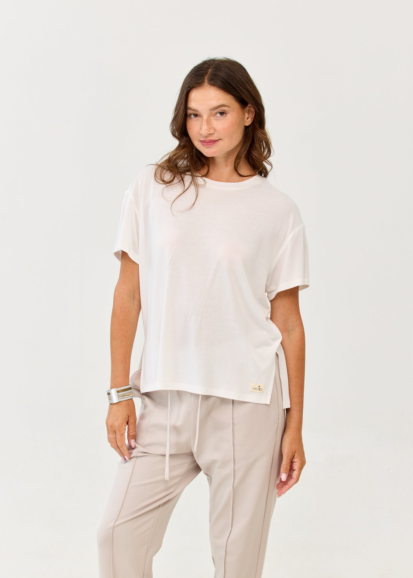 Straight short sleeve t-shirt, slits on the sides, white