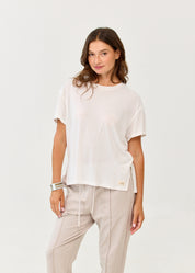 Straight short sleeve t-shirt, slits on the sides, white