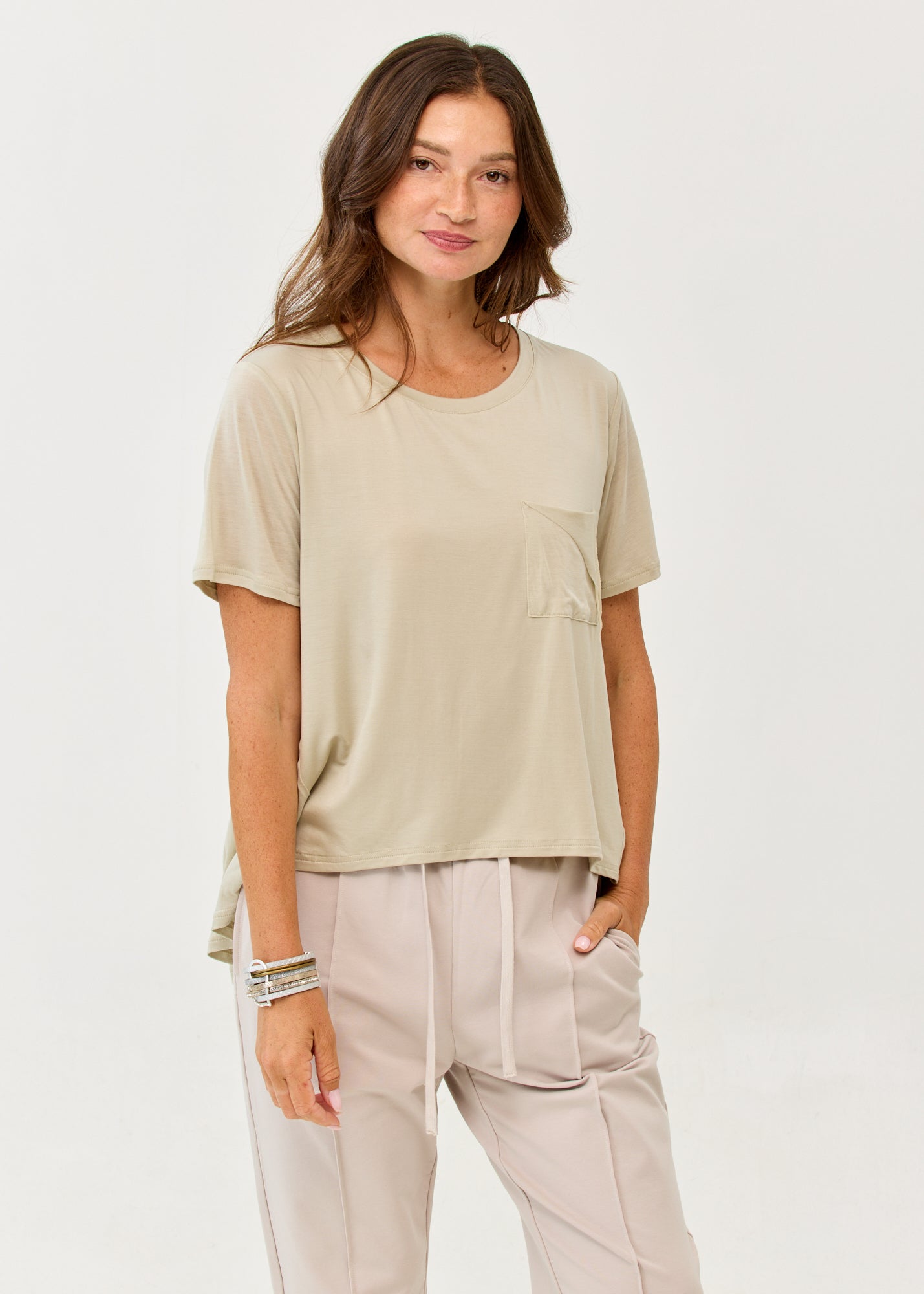 Short-sleeved shirt with cut pocket and thin brown fabric combination