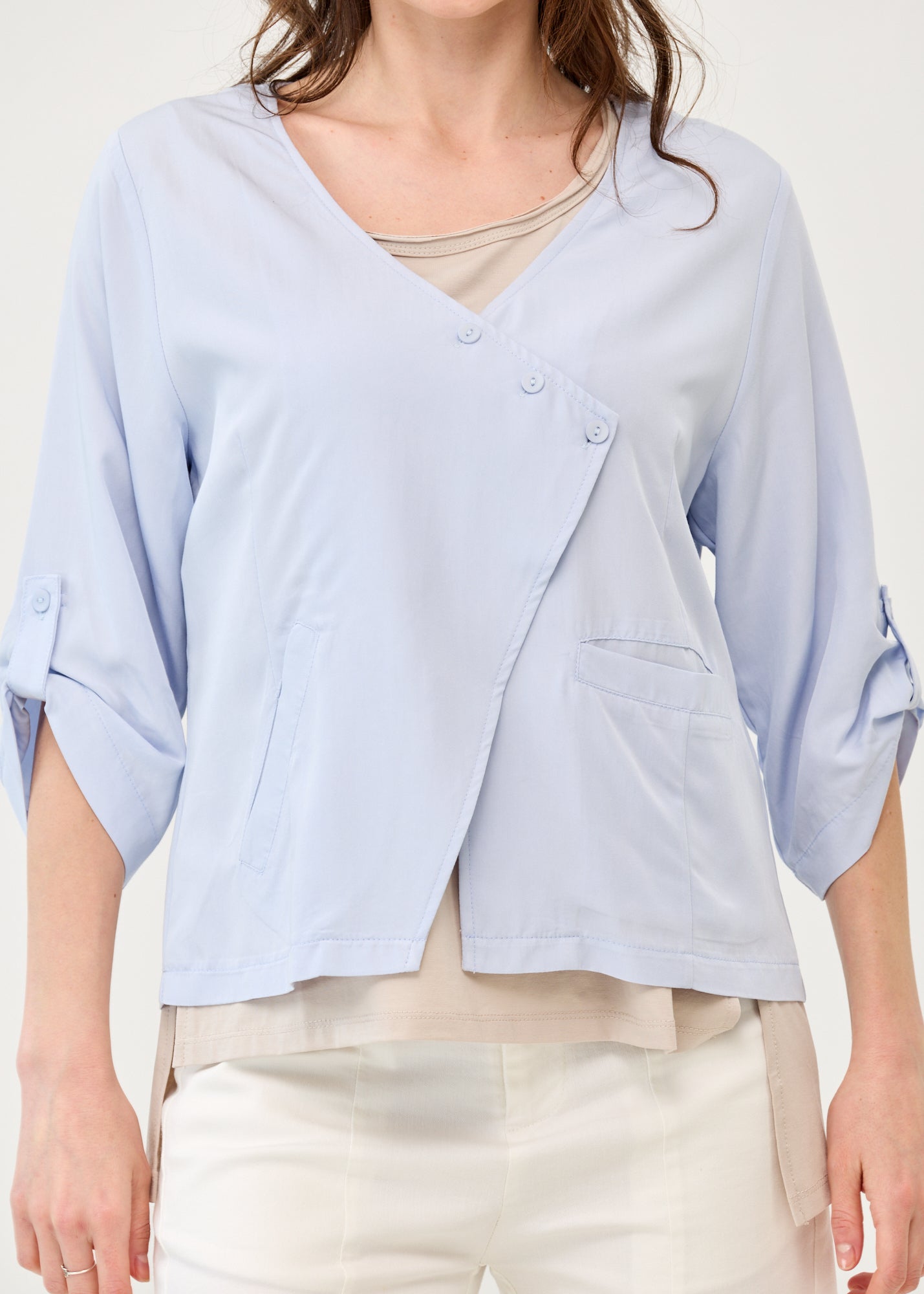 ג'קט שרוול 3/4 סגירה אלכסונית וכיסים כחול בהיר