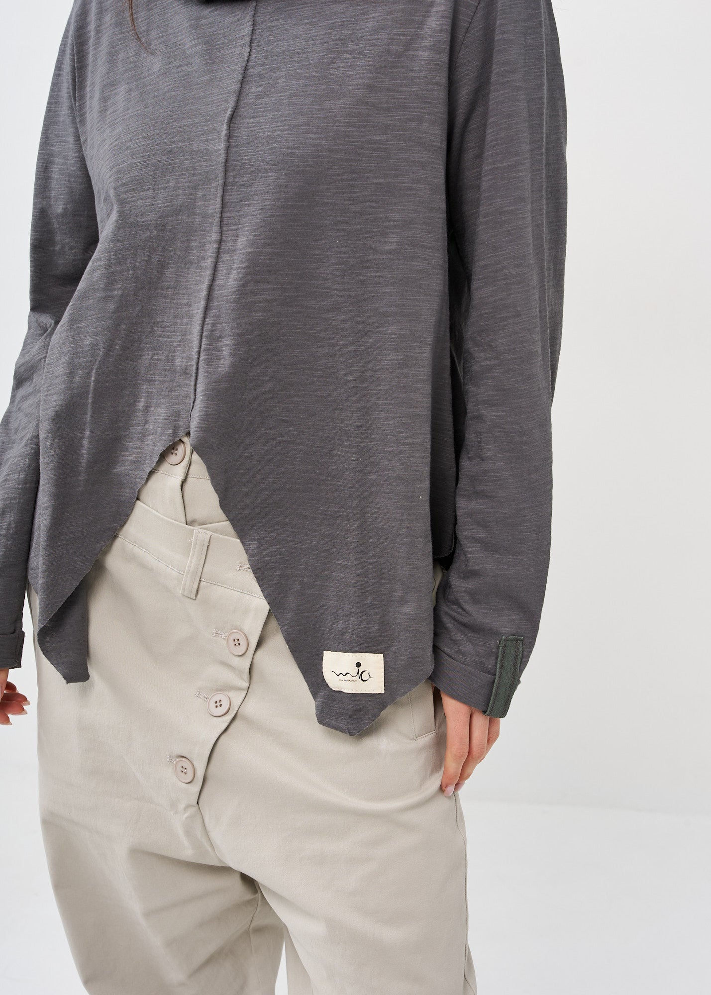 Slim golf shirt with dark gray flared sleeves