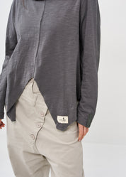 Slim golf shirt with dark gray flared sleeves
