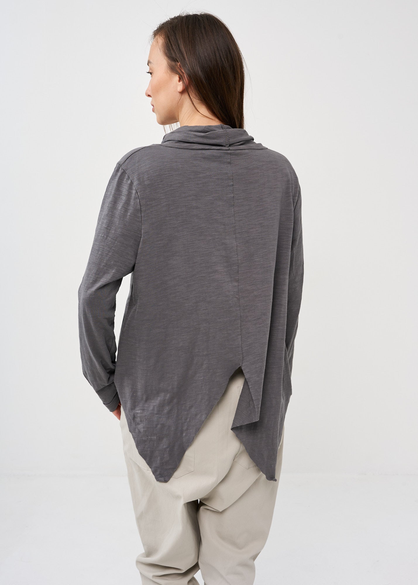 Slim golf shirt with dark gray flared sleeves