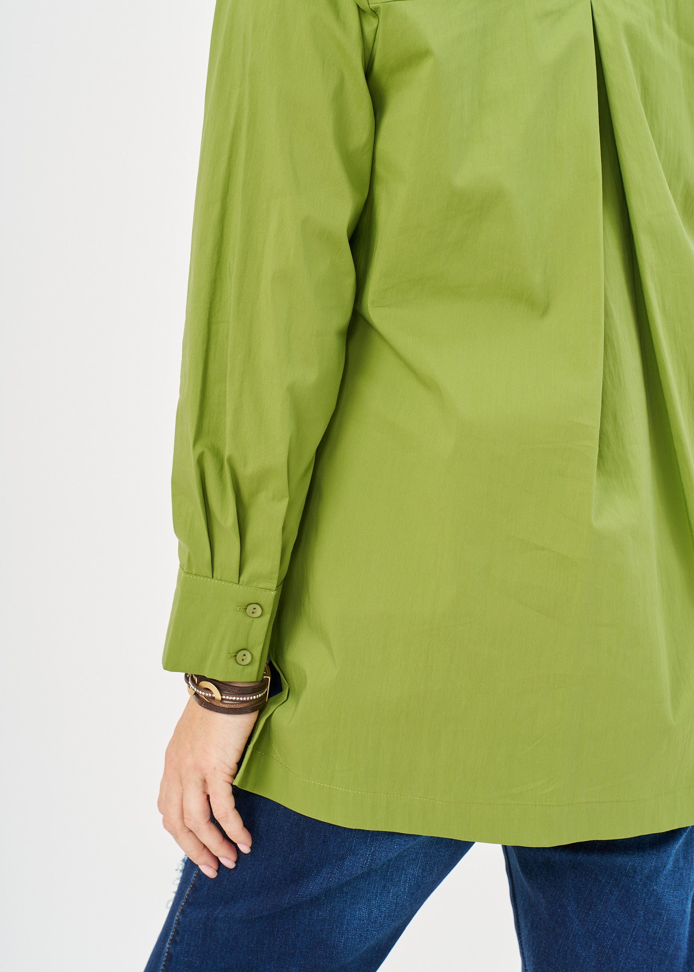 Buttoned, square pockets and green ribbons