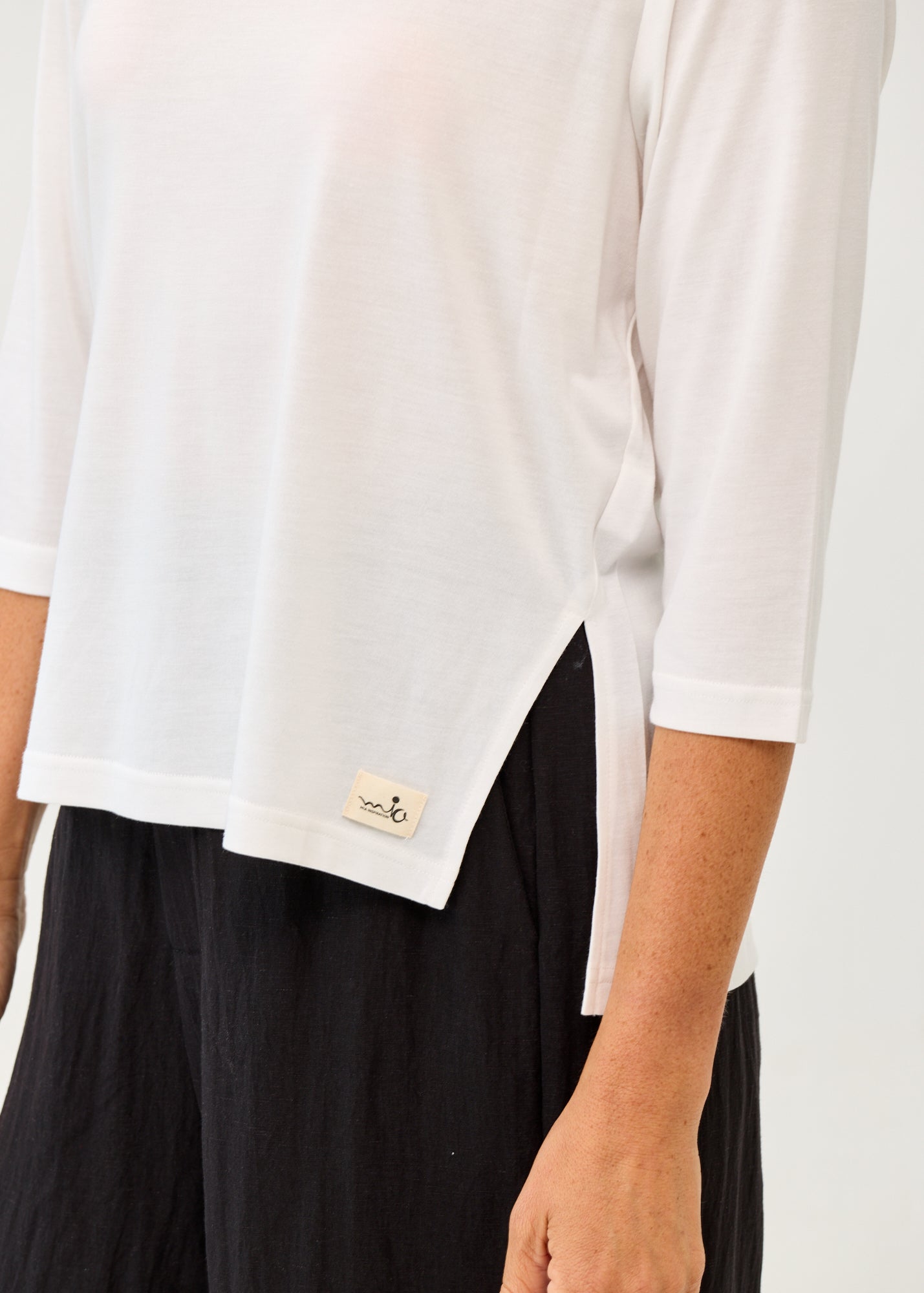 White 3/4 sleeve straight t-shirt with side slits