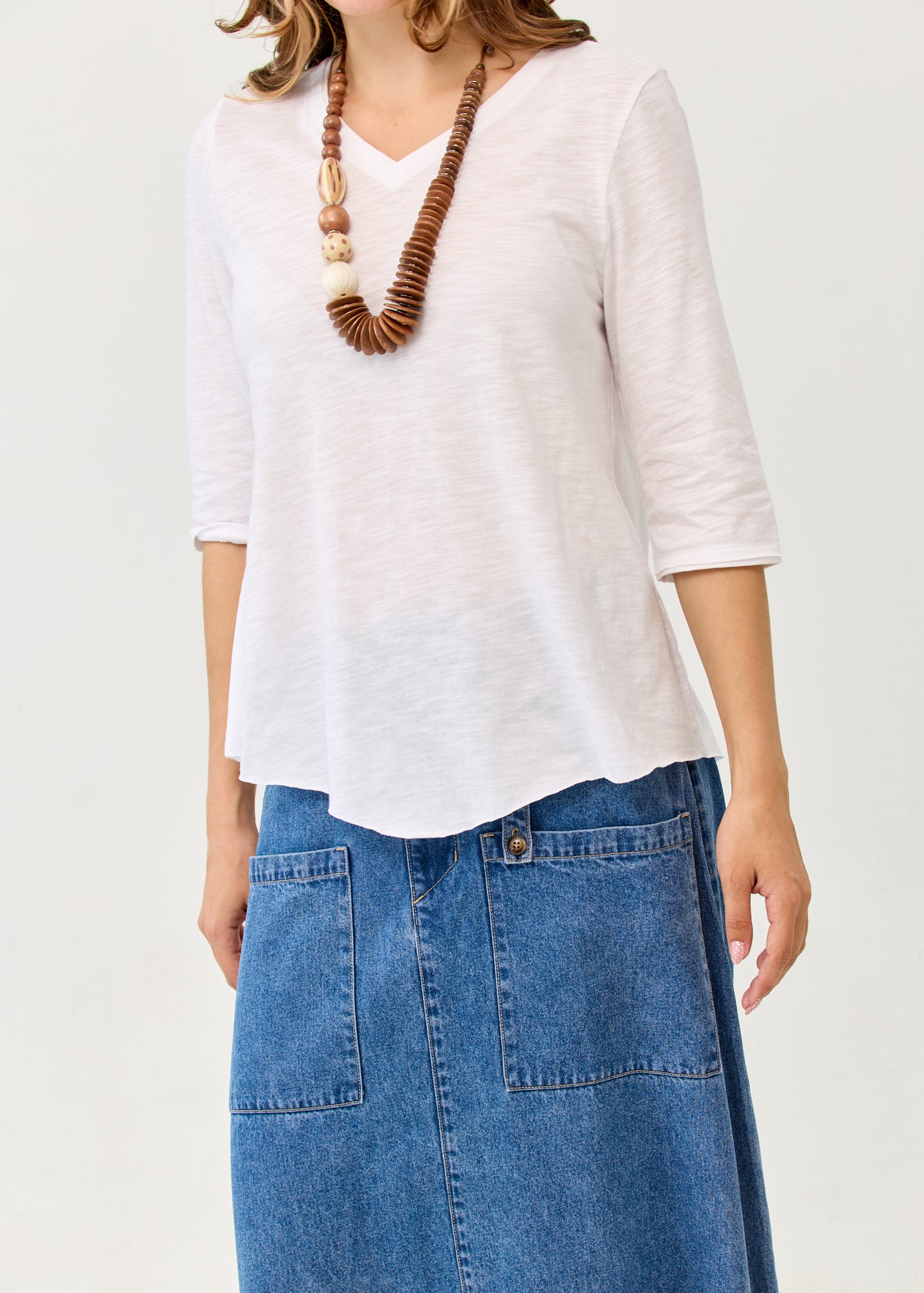 White V-neck triangle extension 3/4 sleeve T-shirt