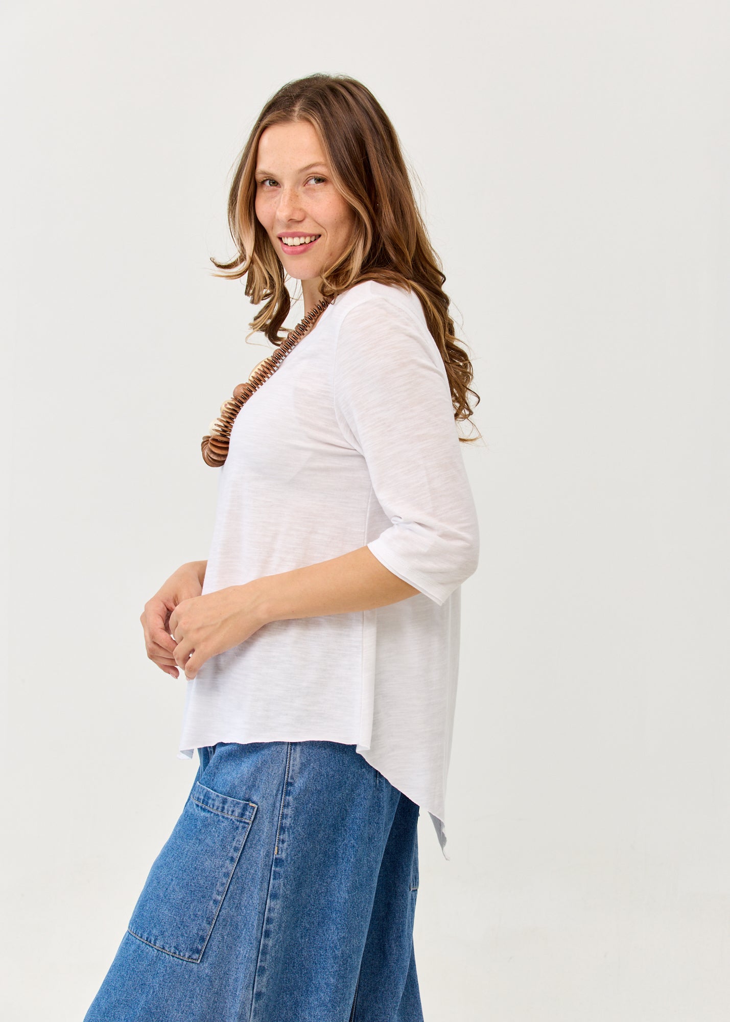 White V-neck triangle extension 3/4 sleeve T-shirt