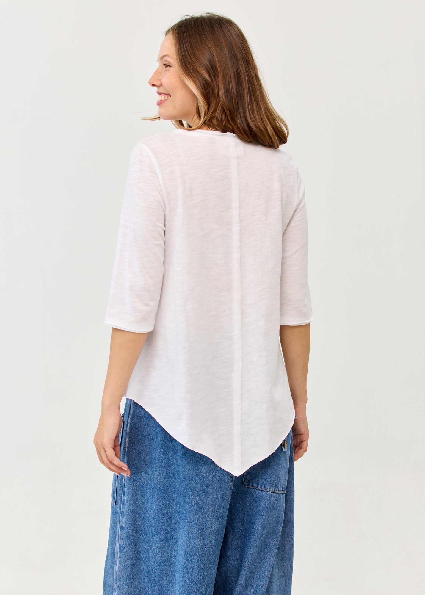 White V-neck triangle extension 3/4 sleeve T-shirt
