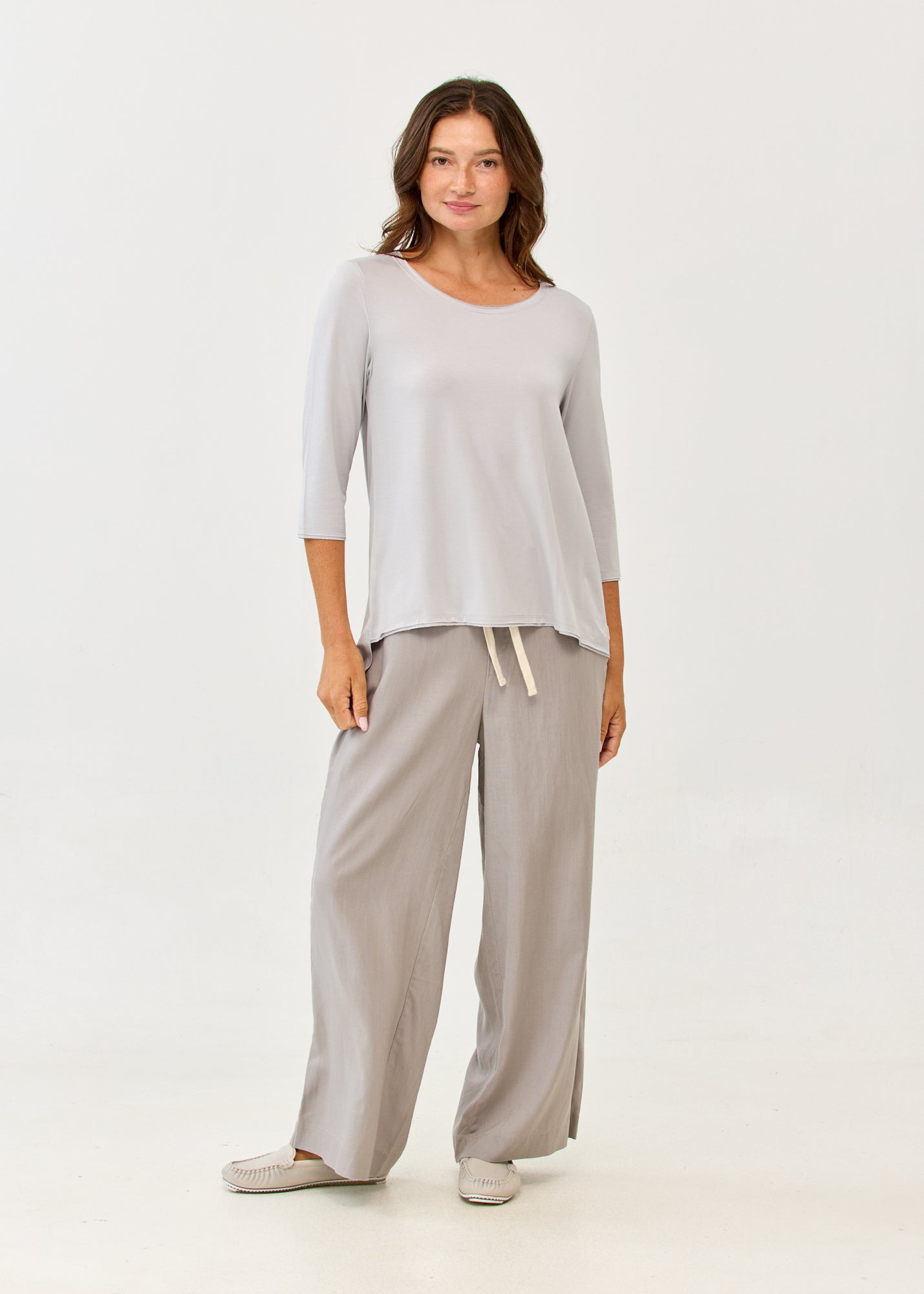 Light gray 3/4 sleeve long-back shirt