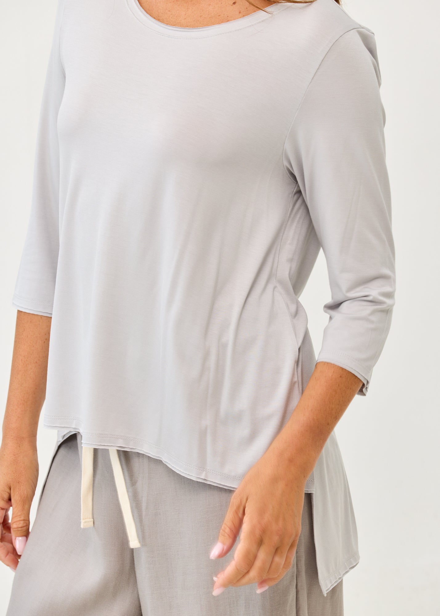 Light gray 3/4 sleeve long-back shirt