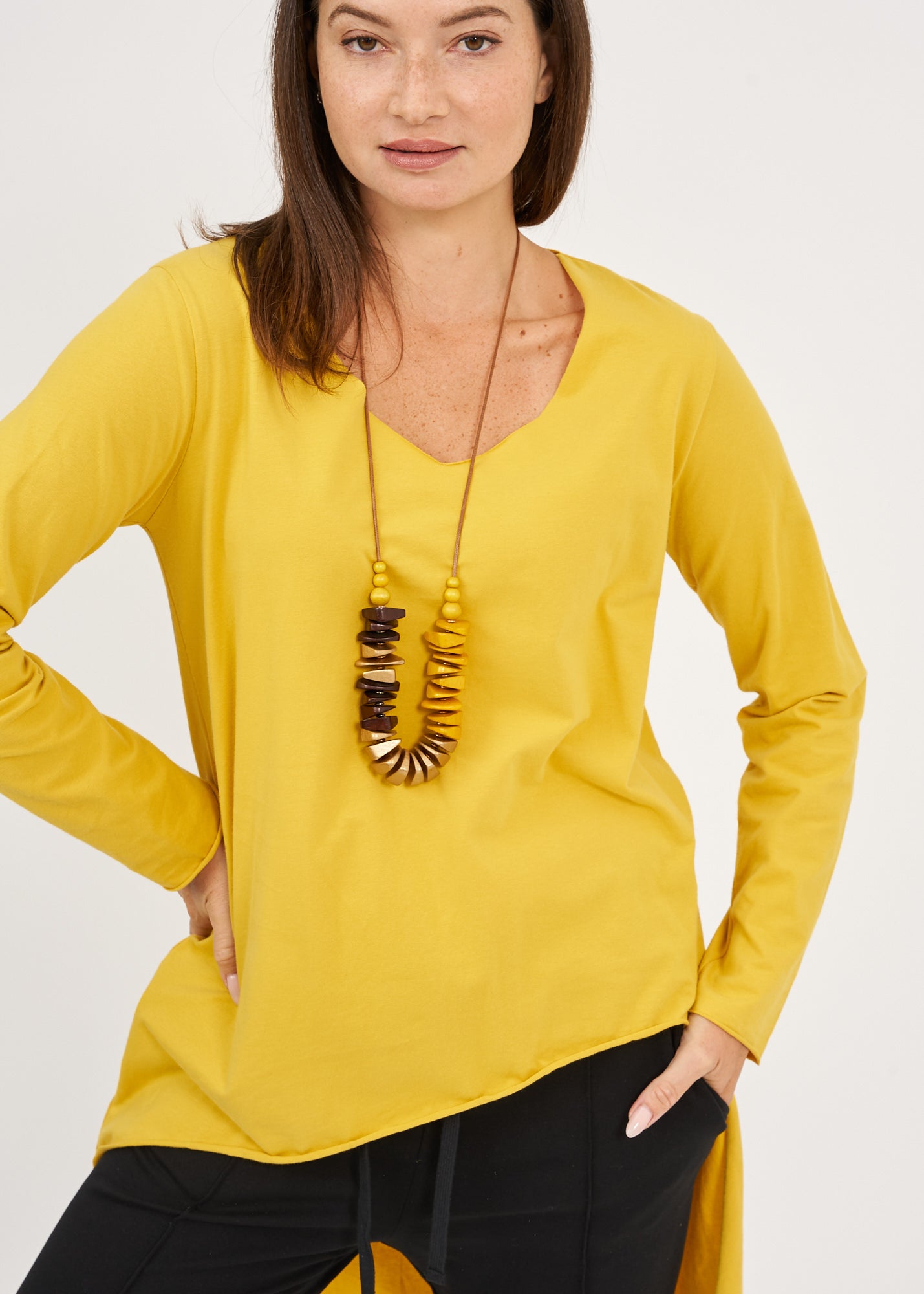 Long sleeve shirt with V-neck and long back in orange