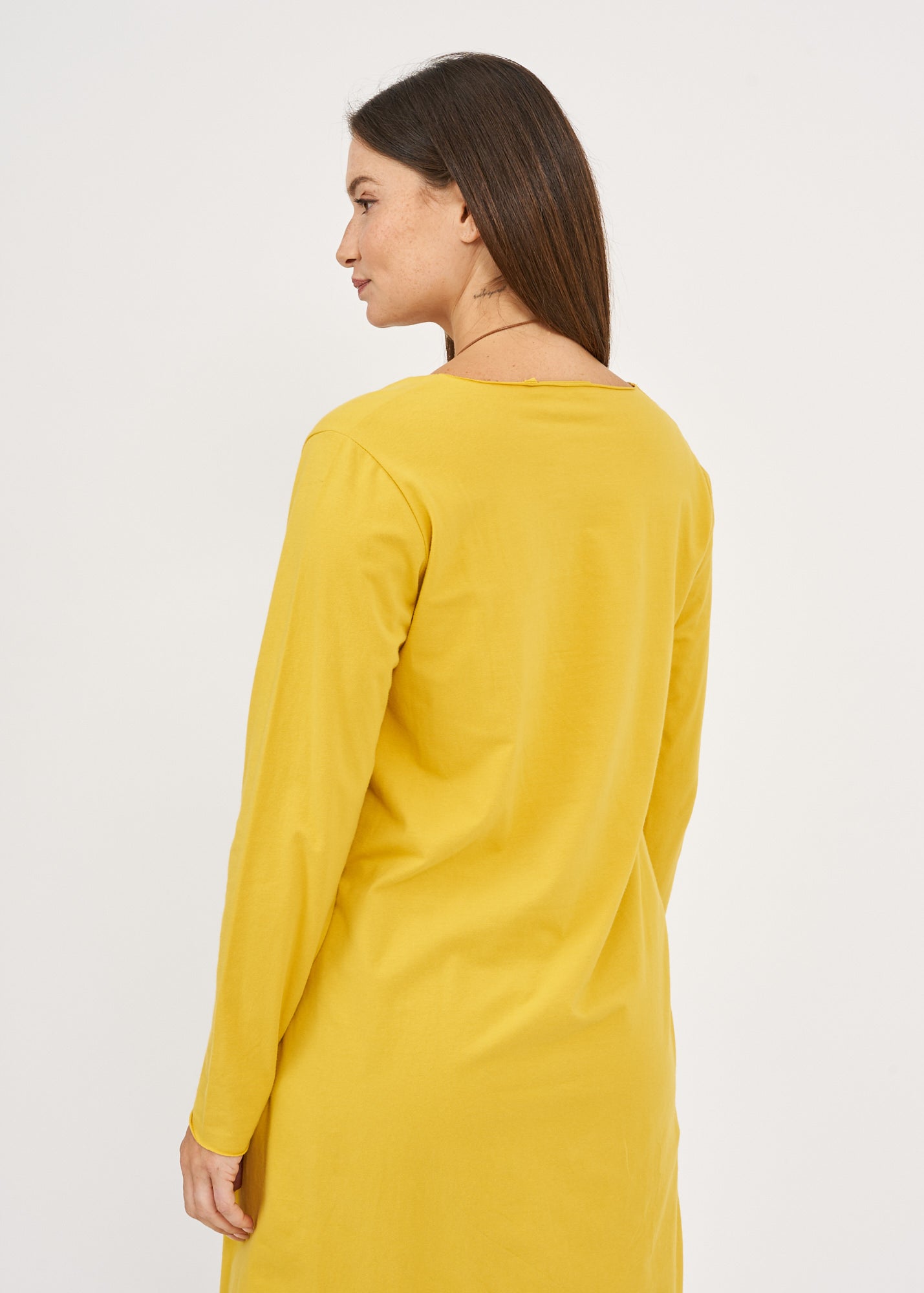 Long sleeve shirt with V-neck and long back in orange