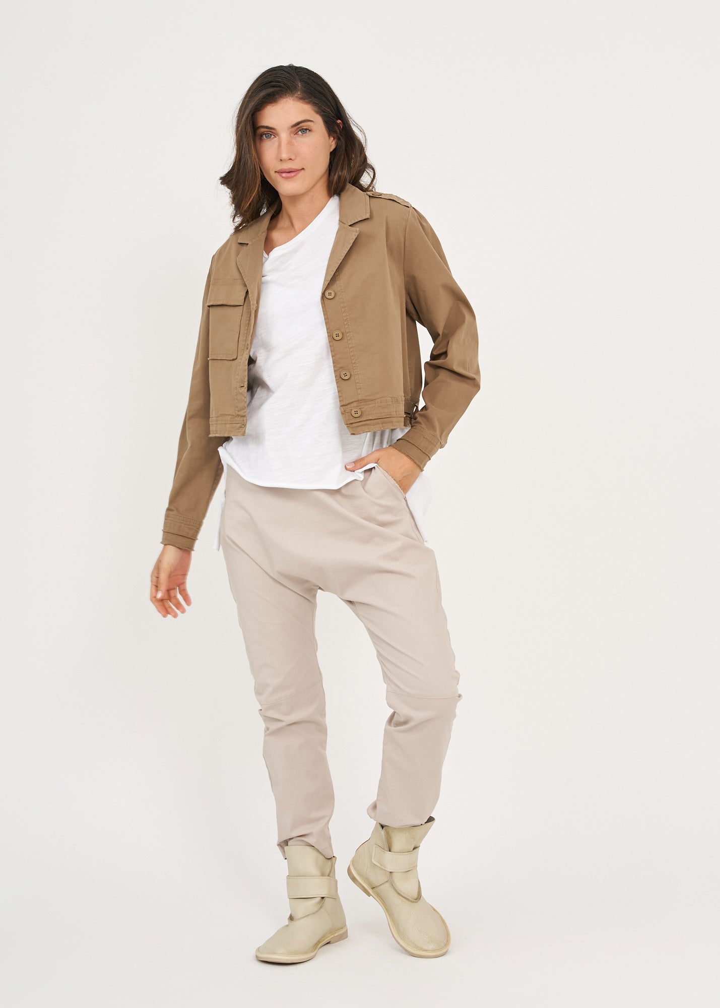 Jacket with two front pockets and a cropped hem, brown