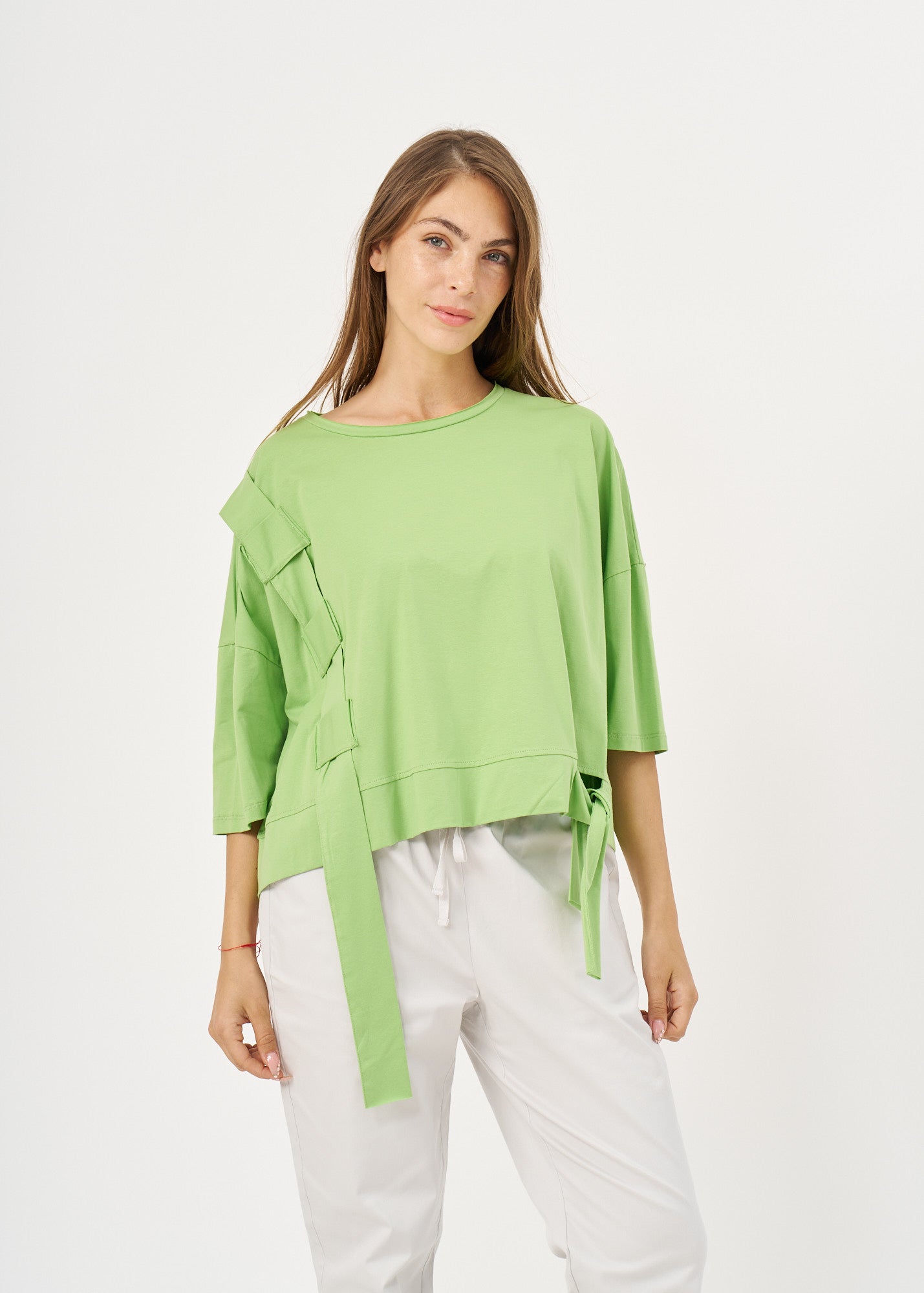Short sleeve shirt with light green side ribbon