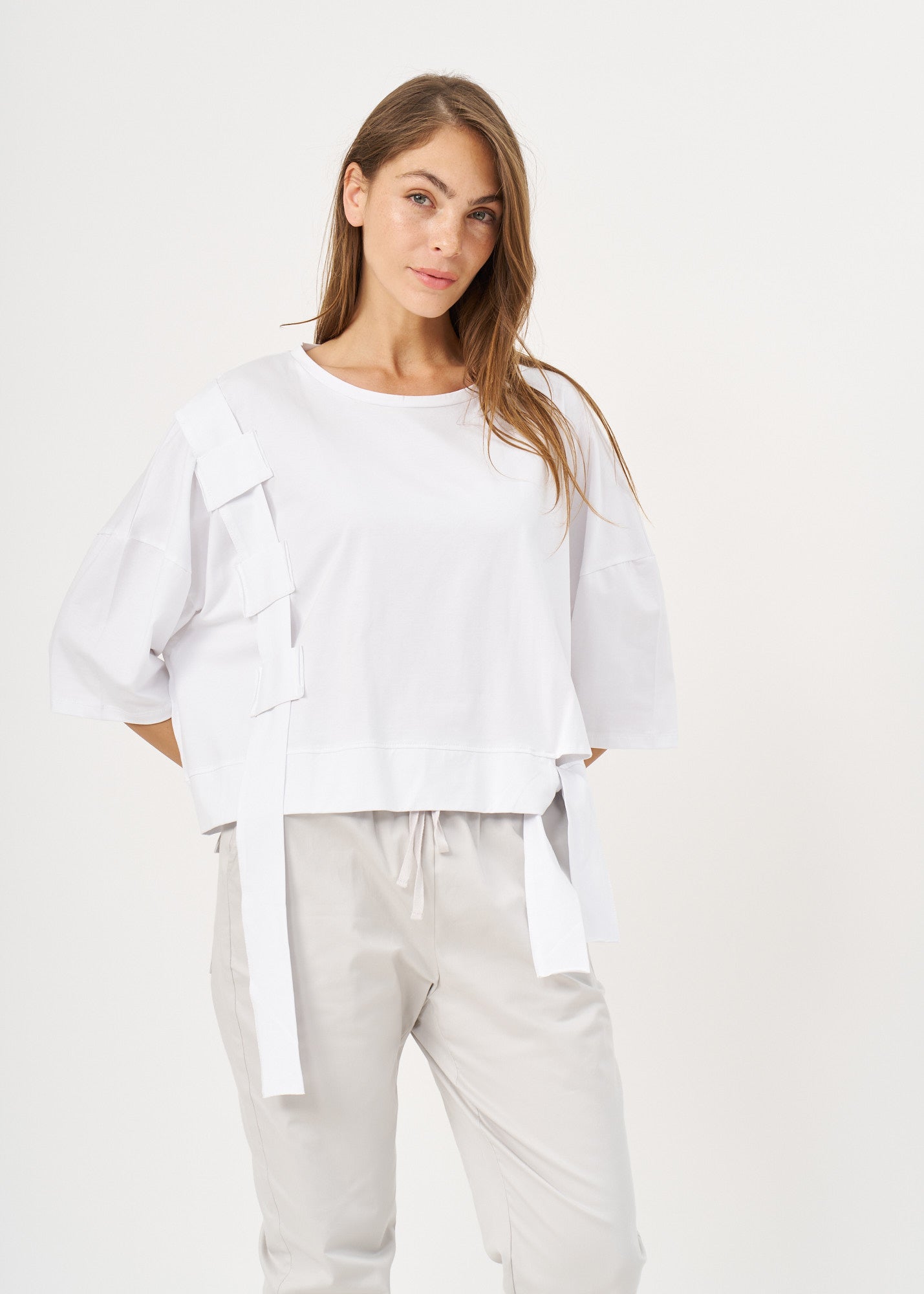 Short sleeve shirt with white side ribbon
